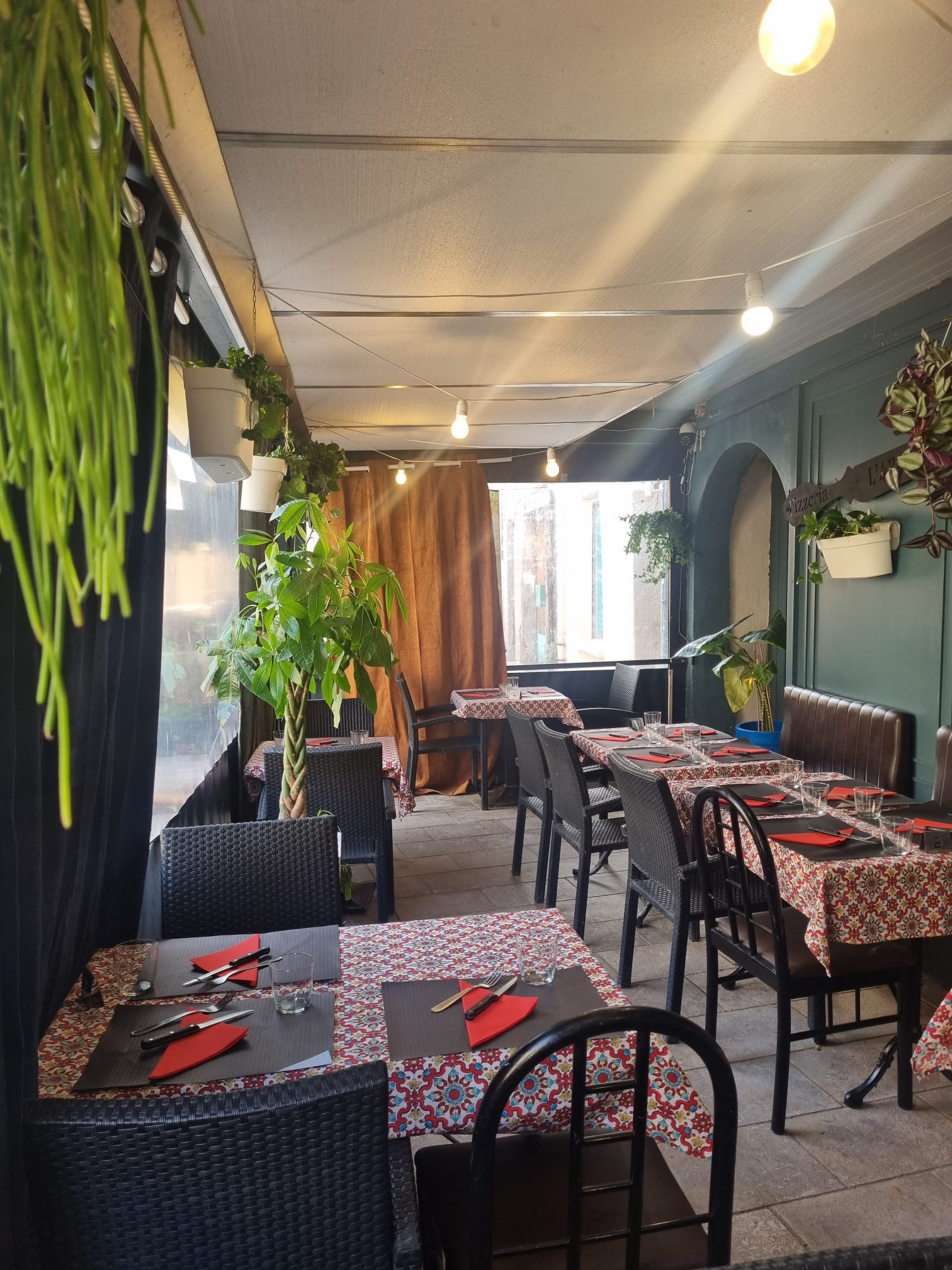 Opportunité Unique dans les Pyrénées-Orientales : Restaurant Pizzeria avec Logement, à deux pas des Plages !

Saisissez l'opportunité de reprendre un charmant Restaurant Pizzeria avec Licence IV en location et logement de fonction idéalement situé dans un village dynamique du Vallespir, à seulement 5 minutes des plages prisées du littoral des Pyrénées-Orientales.

Niché sur une agréable place piétonne à forte affluence, cet établissement bénéficie d'une activité à l'année, avec un service midi et soir. Imaginez : des déjeuners ensoleillés et des dîners conviviaux, 6 jours sur 7 (fermeture le lundi et mardi midi).

Laissez-vous séduire par ses espaces accueillants :

Deux salles intérieures chaleureuses pouvant accueillir jusqu'à 40 couverts. Une véranda lumineuse de 35 places, idéale en toute saison. Une terrasse extérieure ensoleillée de 100 places, parfaite pour profiter de l'ambiance estivale. Un coin bar convivial pour des moments de détente. Avec une superficie de 70 m² et une vitrine linéaire de 10 mètres, la visibilité est optimale. Le chiffre d'affaires se répartit harmonieusement entre la restauration (70%), la vente à emporter de pizzas (10%) et la limonade (20%).

Dynamisez votre activité grâce aux soirées à thème du vendredi soir, mettant à l'honneur une savoureuse cuisine italienne, fidélisant ainsi une clientèle locale et touristique.

LICENCE IV en location

Profitez d'un ticket moyen attractif :
 
Hors saison : 15€ le midi et 25-30€ le soir. Haute saison : 22€ le midi et 35€ le soir. L'équipe en place est compétente et motivée, comprenant l'exploitante actuelle en cuisine, un cuisinier en CDI et 3 CDD saisonniers au service.

Un bail commercial neuf vous sera octroyé lors de la cession, avec un loyer annuel de 19 200€ incluant le logement de fonction de type T3 et un garage Indépendant de 35m² pour le stockage et les deux chambres froides.  Un avantage considérable !

Chiffre d'Affaires 2024 : 355000€ Prix de vente du fonds de commerce : 240 000€

Opportunité rare : Possibilité d'acquérir les murs pour 290 000€ supplémentaires.

Cession cause problème de santé.

N'attendez plus pour donner un nouvel élan à votre projet de restauration dans un cadre de vie privilégié !