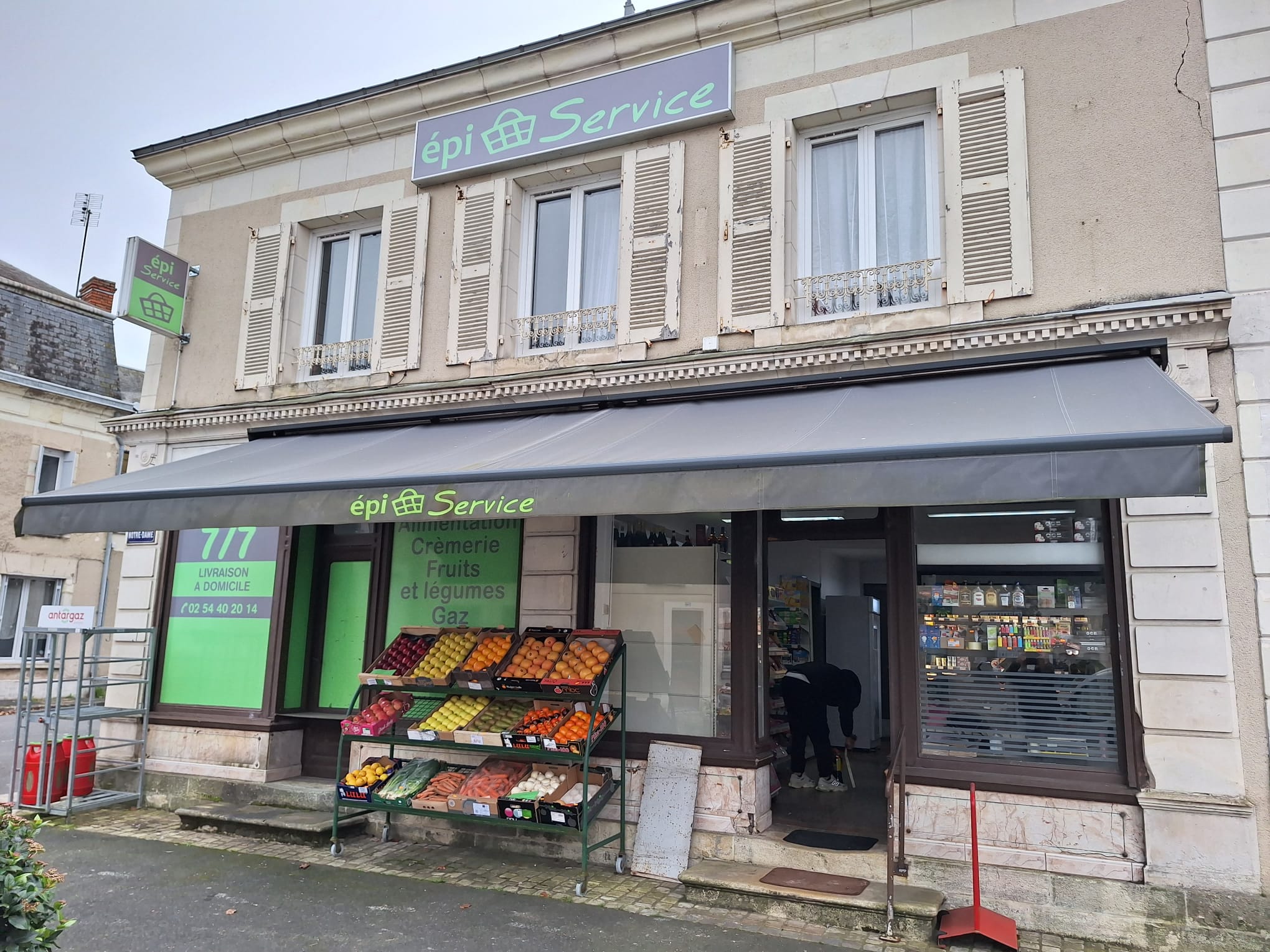 Vous désirez reprendre une supérette qui se trouve dans un village dynamique ( écueille 36240 )
Magasin, bénéficiant d'un emplacement idéal en face de l'hotel du ville et des places de stationnement sont disponibles à proximité
 Le magasin a une surface de vente de 44m2 et une réserve de 30m2
 l'engagement a l'étage ( 3 chambre et cuisine et douche)
Pour plus d'informations n'hésitez pas de me contacter _+33 6 61 34 19 13_