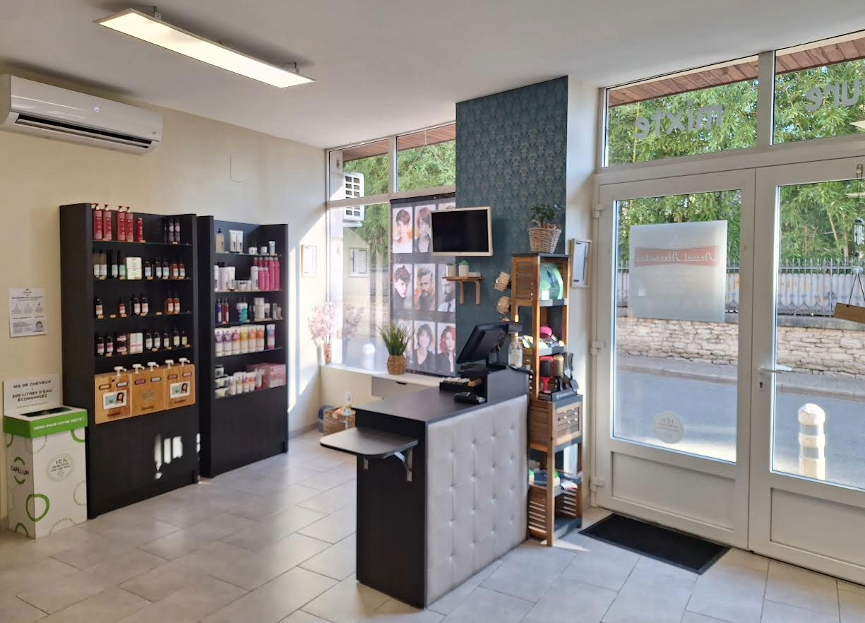 A VENDRE ou EN GERANCE,
Pour cause de reconversion professionnelle,
Salon de coiffure mixte à Septfonds.

-Superficie 48 m².
-Situé à proximité d'un parking gratuit, sur un axe passant, le salon offre une belle opportunité de reprise ou de gérance.
-Créé il y a presque 20 ans, le salon possède un beau fichier clientèle, fidèle et régulière.
-Chiffre d'affaire régulier.
-Idéal pour travailler seul ou à deux.

Le local est lumineux et agencé avec :
-4 postes de coiffage
-2 bacs à shampoing
-1 WC
-1 réserve/buanderie/cuisine avec un accés independant
-1 climatisaton
-1 double vitrine en verre securité

-Loyer du local 400€.
-Loyer de la gérance 800€.
-Possibilité d'achat.
-Possibilité de gérance simple avec un bail de un an renouvelable avec tacite reconduction.
-Possibilité de gérance avec option d'achat.(12/18 /24 mois)