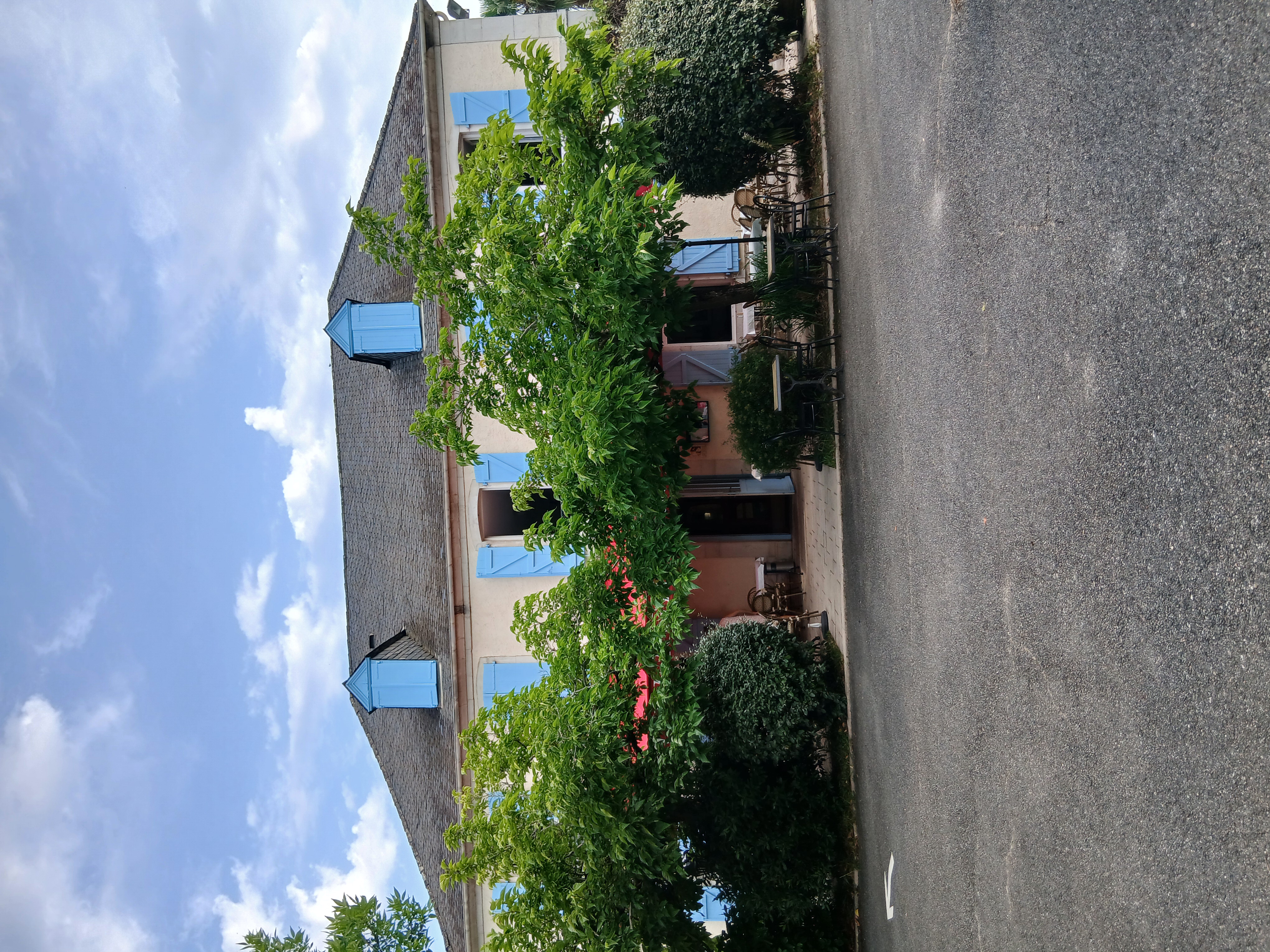 RECHERCHE COUPLE POUR LOCATION GERANCED'UNE AUBERGE AVEC HOTELLERIE  D'UNE DUREE DE 23 MOIS RENOUVELABLE AVEC LOYER DE 2850 € HT ET CAUTION DE 25000 € 
3 NIVEAUX :
RDC : SALLE RESTAURATION DE 60 PLACES, CUISINE EQUIPEE AVEC CHAMBRE FROIDE, BAR, TERRASSE
1ER ETAGE : SUITE AVEC SALON, 2 CHAMBRES AVEC SALLE DE BAIN, APT F3 POUR GERANT AVEC COIN CUISINE,  2 CHAMBRES, SALLE DE BAIN, SALON COMMUN ;
2EME ETAGE : 4 CHAMBRES CLIMATISEES AVEC SALLE DE BAIN,
ATTENANT AU 1ER BATIMENT SALLE POLYVALENTE DE 225 M² AVEC CUISINE EQUIPEE, BAR, SANITAIRE, MOBILIER.
PLACES DE STATIONNEMENT A PROXIMITE