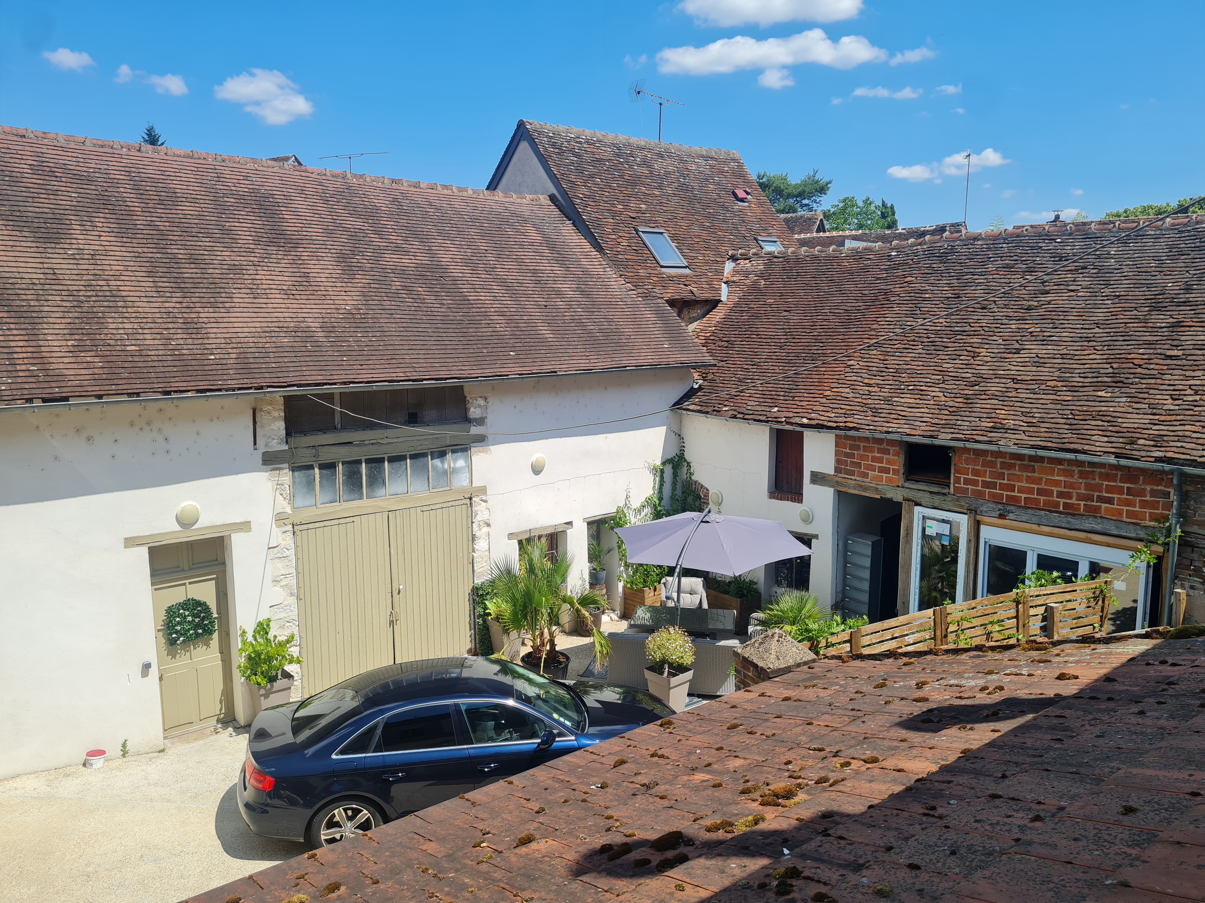 Vend fond de commerce restaurant situé dans un jolie village de 2200 habitants 
Logement inclus
Bail 3/6/9 avec la mairie 
Capacité du restaurant 30 couverts grange ,réserve .
Possibilité de terrasse à l'arrière 
Du restaurant en accord avec la mairie 
Une partie du matériel est compris dans le bail car elle appartient à la mairie
Le reste du matériel indispensable au démarrage de l activité peut ajouté en partie ou en totalité au fond de commerce à définir ensemble