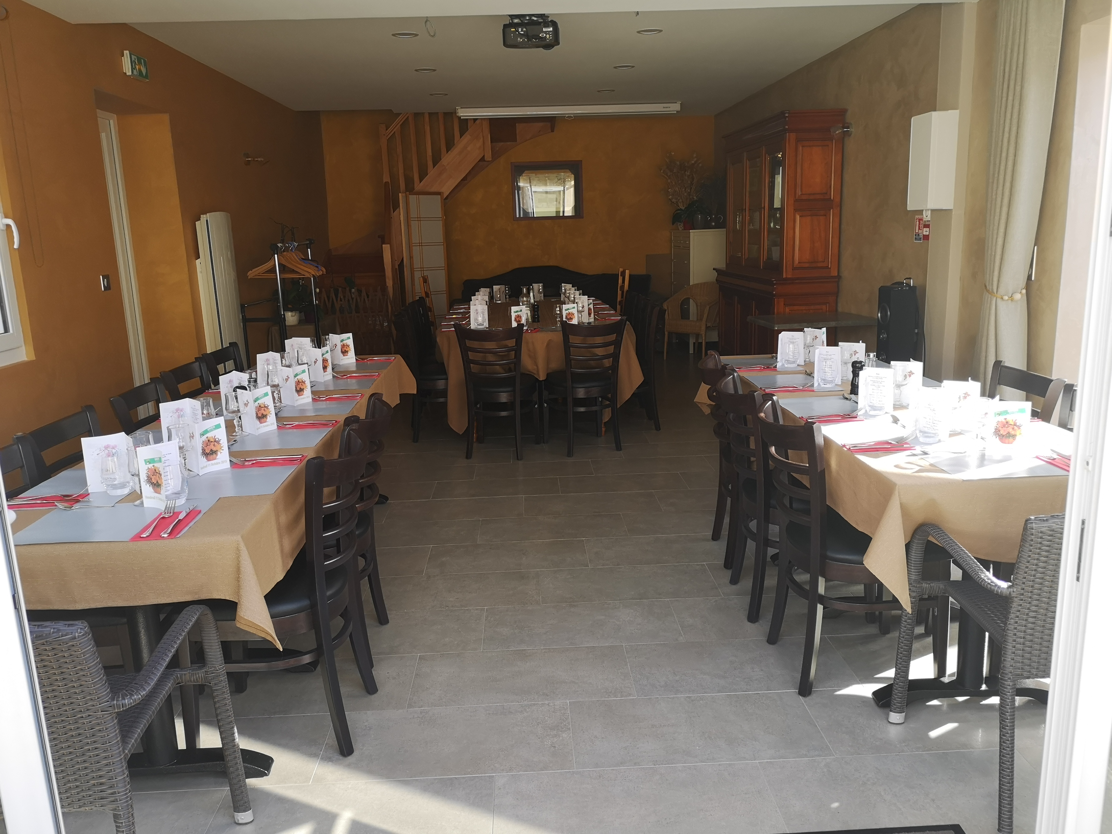 A céder, Restaurant traditionnel style bouillon (fonds de commerce et murs)
Le restaurant est situé sur un axe routier  important et bénéficie d'un très grand parking accessible aux poids lourds. Pas de concurrence à proximité.
Composé :
- 2 salles de restaurant : 44 et 24 places
- 1 terrasse sécurisée de 20 places sans vis à vis et au calme, ombragée.
- Cuisine centrale avec accès sur les deux salles, sans marches.
- Appartement de 60 m2

Tout a été refait à neuf, il y a 9 ans, la toiture refaite, il y a 3 ans. Pas de travaux à prévoir et matériel entretenu.
Cadre convivial et authentique. Bonne rentabilité.
Clientèle fidèle à 98% (particuliers, groupes et entreprise), 
Actuellement exploité par un couple depuis presque 10 ans, fort potentiel de développement, 
Accompagnement des cédants. Nous contacter pour plus de renseignements
Agence non souhaité