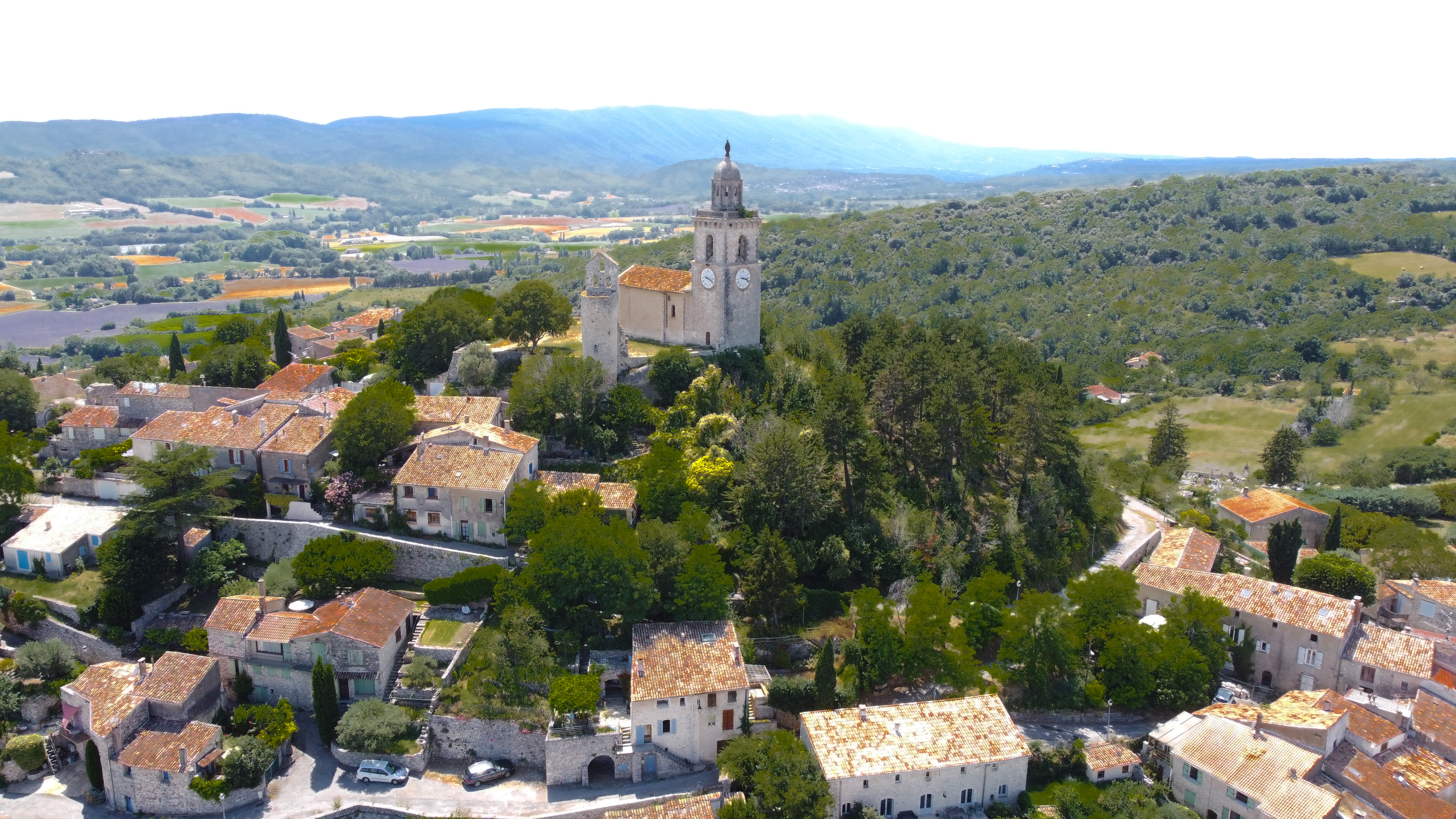 Reillanne, 1 700 habitants, village provençal au cœur du Luberon recherche activement ses nouveaux médecins.
La mairie met à disposition un cabinet médical entièrement rénové  pour 2 médecins.
Situation géographique : 
Reillanne est situé à 27 km d'Apt, 18 km de Forcalquier (sous-préfecture des Alpes de Haute-Provence, 17 km de Manosque (hôpital et école internationale) et à 
1 heure d'Aix-en-Provence. 
Crèche, école, centre de loisirs, commerces, marché dominical, transport régional, centre de secours, nombreuses associations contribuent à dynamiser le village.
Vous pourrez rejoindre les pistes de ski et les plages de la Méditerranée en 1h30.
Reillanne fait partie de la communauté de communes Haute-Provence Pays de Banon qui regroupe 21 communes.