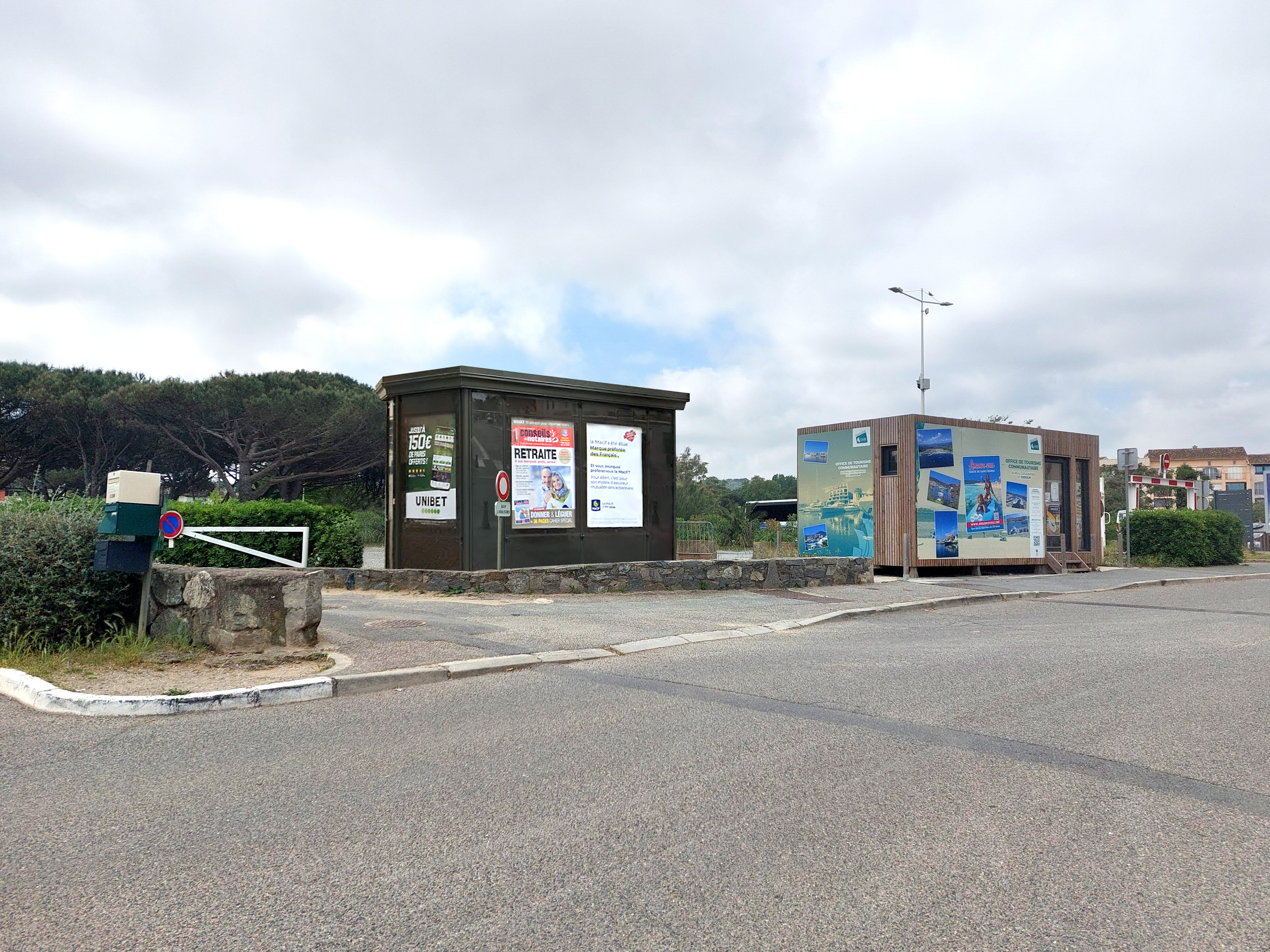 Devenez kiosquier, en tant que gérant indépendant enregistré au Registre du Commerce (non salarié, SAS, SASU, SARL, EURL, EI, micro-entreprise…)
Le kiosque est situé sur l'entrée du parking de la Plage aux marines de COGOLIN.
Situé prochainement aux Marines de Cogolin, à l'entrée du parking où tous les jeudis la brocante prend ses quartiers, le kiosque est idéalement placé aux côtés du bureau du tourisme (photomontage de lieu d'implantation à venir).
Installé devant le chemin menant aux plages et à l'école de voile, et au parking pour les personnes prenant les bateaux verts pour St Tropez et aux locations de bateaux, catamarans...le kiosque est incontournable.

Vous disposerez de ce kiosque sans droit d’entrée, sans investissement dans un pas de porte ou fonds de commerce avec de faibles charges :

Faible loyer (+ dépôt de garantie)
Electricité
Assurance
Routeur ou box 4G
Un fond de roulement/trésorerie de 5000€ est conseillé pour votre fonctionnement
Contrat de 2 ans renouvelable

Un agrément de diffuseur de presse en effectuant une formation obligatoire vous sera délivré. Le dépôt de presse de DRAGUIGNAN vous indiquera les conditions et le métier, et il vous livrera quotidiennement les journaux.

Les activités exercées sont principalement, la presse :

Presse nationale (commission 23%)
Les souvenirs, les cartes postales, librairie, petits colis, bimbeloterie,
Les boissons à emporter, les glaces emballées, les confiseries,...

Vos revenus proviendront des commissions

Les horaires sont en général de 7h30 à 18 ou19h en journée continue
A adapter selon la saison et la fréquentation. 
Une fermeture hivernale est envisageable

Je reste à votre écoute pour nous rencontrer et vous apporter plus de détails.