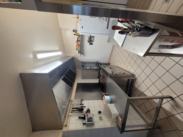 Au centre du département, à 4 km de l’A71 et de l'A79, au cœur du bocage bourbonnais, une commune recherche un gérant (professionnel de la restauration) pour son bar restaurant (bar, 2 salles de restaurant d’environ 25 couverts chacune, cuisines aux normes), terrasse extérieure. 
 Bel établissement prêt à être exploité, tout équipé (petit et gros matériel). 
Aucun investissement à prévoir. 
Licence IV (appartenant à la Commune). 
Maison type Bourbonnaise.

Logement F5 annexé avec jardin.

Montant du loyer (activité) :550€ HT / mois. 
Montant du loyer (logement) :100€ HT / mois. 
Prévoir un fonds de roulement de 15 000 € pour le démarrage de l’activité, la trésorerie…

Locaux libres au 1er août 2026.

Les personnes intéressées peuvent transmettre leurs coordonnées par mail à mairie-blomard@orange.fr
