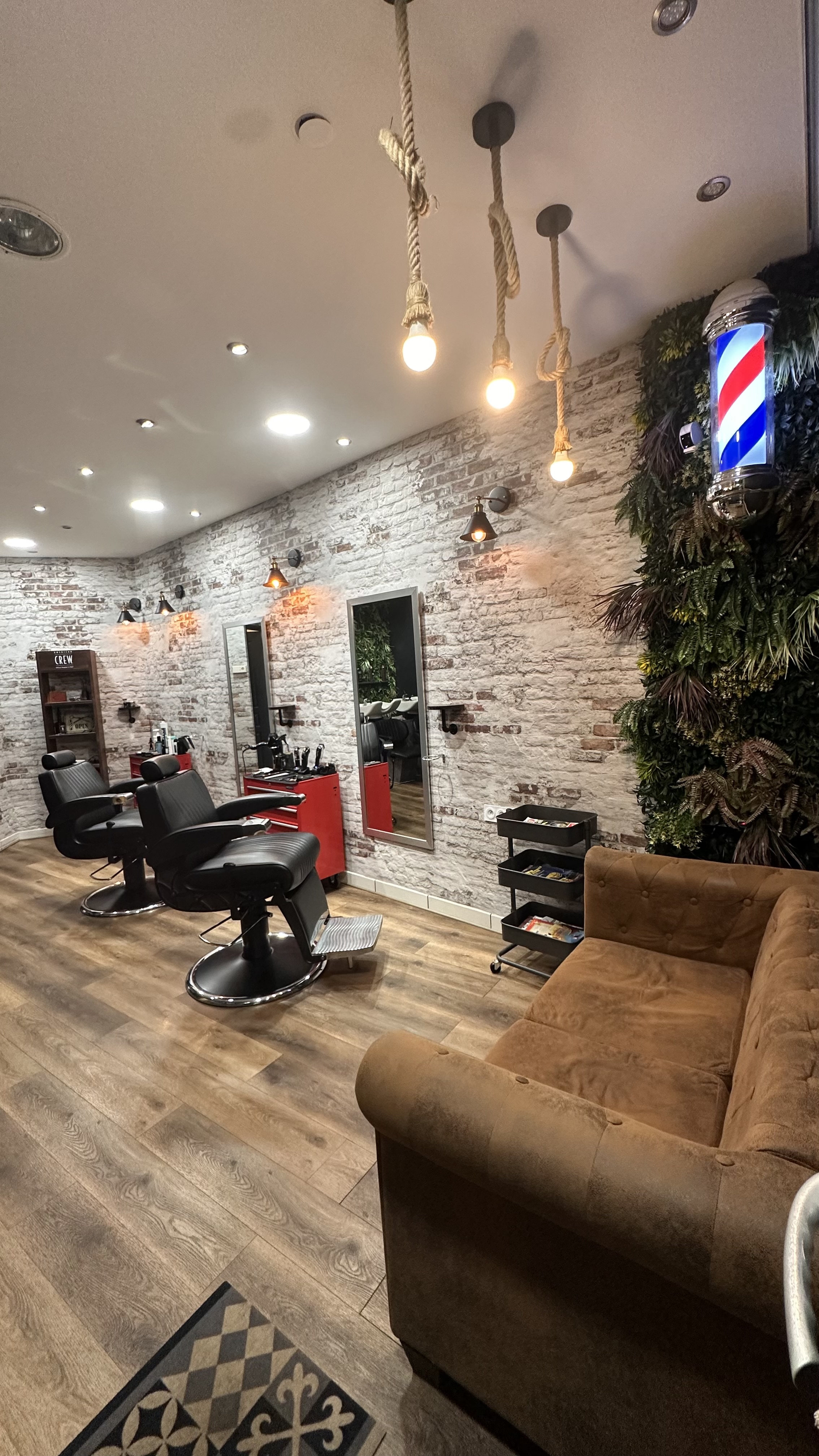 💈 Salon de coiffure homme  / barbier 

À vendre fonds de commerce salon de coiffure homme barbier, situé dans un emplacement stratégique et très passant.
Salon moderne, entièrement équipé et prêt à travailler, avec une clientèle fidèle.
• Déco soignée et récente
• Matériel professionnel complet
• Loyer attractif
• Aucun travaux à prévoir

Idéal pour un(e) pro souhaitant se lancer ou développer son activité.
Négociable