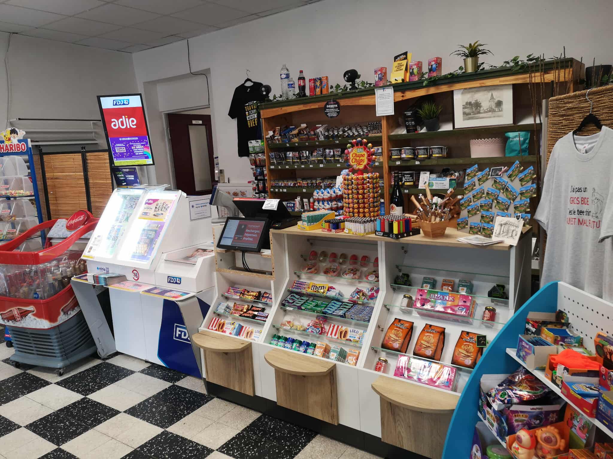 Description : Bourg ancien de la Côte Roannaise, à 20 km au nord-ouest de Roanne, au pied des Monts de la Madeleine. Commune viticole bénéficiant de l'AOC, le village compte différents commerces et services de proximité et une vie associative très active. Il s'agit d'une commune touristique située sur l'itinéraire découverte des villages de caractère de la Côte Roannaise (église, prieuré, musée, "Village du livre", restaurant, Maison de pays, caveaux de dégustation chez les vignerons, ...).

Activité : Tabac-presse-bimbeloterie-FDJ multiservices (vêtements, relais colis, point STAR, paiement Trésor Public, cadeaux...). Possibilité de développer une activité complémentaire dans une partie des locaux non utilisée actuellement (salon de thé par exemple en lien avec l'activité touristique du village).

Locaux : Local (97 m²) situé au centre du bourg ancien avec une place (possibilité de stationnement) devant la boutique. Nombreux commerces et services à proximité. Local comprenant un magasin doté de plusieurs accès, un bureau, des sanitaires. Local sécurisé et rideaux de fer pour la protection du magasin(tabac).

Prix : *prix fonds de commerce : 39 900 €     *murs : loyer :490 € / mois - possibilité d'achat : 59 000 €

Aides financières : Accompagnement personnalisé des porteurs de projets par les services de Roannais Agglomération. Possibilité d'accompagnement du conjoint. Aides à l'investissement (30 %) Région et Roannais Agglomération. Prêts d'honneur et garantie de prêts en lien avec Initiative Loire et Loire Active.