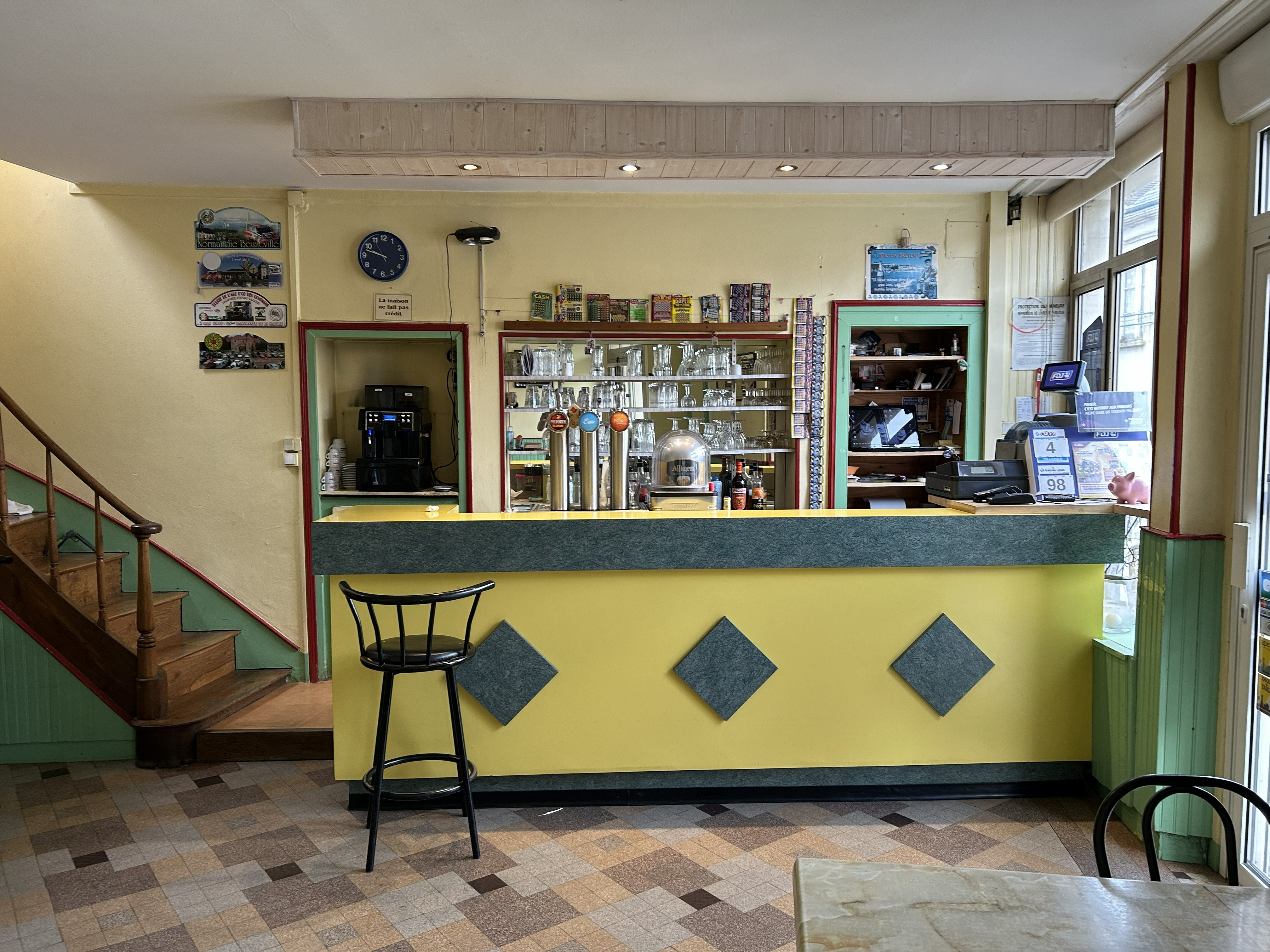 Location commerce restaurant avec Licence IV : 642 € HT
Possibilité de louer le logement T5 au dessus du restaurant.

Situé à Saint-Rémy-du-Val, charmant village de la Sarthe, entre Mamers et Alençon, cet établissement bénéficie d’un emplacement intéressant sur un axe fréquenté et d’une clientèle locale, de passage et ouvrière.

Une belle opportunité pour un professionnel de la restauration ou un couple souhaitant reprendre une activité avec logement sur place et un réel potentiel de développement.

🍽️ UN RESTAURANT DE 170 M² ENVIRON

L’établissement, aux normes, offre une capacité d’environ 80 places assises et comprend :

Salle bar d’environ 35 m²
Deux salles de restaurant d’environ 35 m² et 46 m²
Cuisine
Espace plonge
Arrière-cuisine
Réserve
Remise
Grenier
Cave
Sanitaires aux normes PMR
Petite cour intérieure à l’arrière
Parking à disposition à proximité

🏠 LOGEMENT T5 D’ENVIRON 70 M²

À l’étage, un logement permet de vivre sur place, un véritable avantage pour un couple repreneur.
Il comprend :
5 pièces d’environ 12 à 15 m²
Salle de bains
WC
Toit-terrasse

📋 UNE ACTIVITÉ AVEC DE NOMBREUSES POSSIBILITÉS

Le fonds bénéficie d’une Licence IV et permet différentes activités :

Restaurant – Bar – Traiteur – Presse – FDJ – Carte de pêche

Actuellement, l’établissement est ouvert uniquement le midi, avec une formule comprenant notamment :

Buffet d’entrées – Plat – Fromage – Dessert – Café – Boisson

Cette exploitation actuelle laisse une importante marge de développement pour un repreneur motivé.

Plusieurs pistes peuvent être envisagées :

Ouverture le soir
Ouverture le week-end
Développement de l’activité bar
Développement du traiteur
Repas de groupes et événements
Vente à emporter
Développement de la FDJ et de la presse
Création de nouvelles formules
Un camion réfrigéré est également compris dans la vente, idéal pour les achats et particulièrement intéressant pour développer l’activité traiteur.

🤝 UNE MAIRIE QUI SOUHAITE ACCOMPAGNER LE REPRENEUR

La mairie, propriétaire des murs, souhaite accompagner le futur repreneur dans son installation et dans la pérennisation de l’activité.
La commune est attachée au maintien de ce commerce de proximité et souhaite favoriser la reprise et le développement de l'établissement.
Un véritable atout pour un repreneur souhaitant s’installer durablement dans la commune et développer son projet.
Les modalités d’accompagnement pourront être étudiées directement avec la mairie en fonction du projet du repreneur.


Une opportunité particulièrement intéressante pour un professionnel de la restauration, un couple ou un entrepreneur souhaitant reprendre un établissement disposant déjà de ses équipements, d’une Licence IV, d’un logement sur place et de nombreuses possibilités de développement.
Le faible prix du loyer et l’accompagnement souhaité par la commune offrent de bonnes conditions pour construire un nouveau projet professionnel.

📍 Saint-Rémy-du-Val – Sarthe
📍 Entre Mamers et Alençon

Pour plus d'informations ou pour organiser une visite, n'hésitez pas à nous contacter.
Téléphone Mairie : 02 43 97 75 17 / 07 43 40 45 36