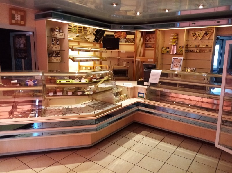 A vendre Boulangerie Pâtisserie.
Pour cause de retraite, nous mettons en vente notre commerce situé sur la commune de Dun le Palestel (23800).
Notre entreprise est implantée sur cette belle commune, depuis plus de 36 ans, en plein centre du bourg, sur un axe principal.
Il s'agit d'une commune rurale de plus de 1200 habitants, avec tous les commerces de proximités (boucher, pharmacie, médecin, librairie tabac presse, banque...), ainsi que des écoles, de la maternelle au collège.
Nous avons une clientèle fidèle de particuliers et de touristes.
Notre local professionnel comprend :
-un magasin de vente de 24m2
-un fournil de 70m2
-un laboratoire de pâtisserie de 15 m2
-une réserve
-un vestiaire sanitaire
Le commerce est équipé également d'un logement T5 situé au-dessus.
Le chiffre d'affaire au 30 septembre 2024 est de 385354 euros HT, entièrement boutique.
Affaire idéale pour un couple.
Prix de vente de 150000euros.
Nous étudierons toutes propositions sérieuses de reprise.