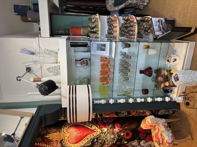 🌟Le Potentiel et le Concept
•	Activité actuelle : Magnifique magasin spécialisé en décoration, tissus d'ameublement, et gammes de peintures décoratives haut de gamme. Une offre complète et cohérente pour l'aménagement d'intérieur.
•	Renommée & Clientèle : L'enseigne jouit d'une clientèle fidèle développée sur plus de 20 ans d'activité. Forte reconnaissance locale et grande zone de chalandise établie.
•	Potentiel de Croissance : Chiffre d'affaires à fort potentiel de développement, directement lié à l'optimisation des jours d'ouverture et à l'exploitation des services (atelier, devis, conseil).
📍 Le Local et l'Emplacement (Idéalement Situé)
•	Superficie Totale : Surface commerciale de 100 m² (en rez-de-chaussée).
•	Aménagement Intérieur : L'espace est fonctionnel et se divise en :
o	Un espace de vente principal d'environ 70 m² offrant une très belle visibilité.
o	Un atelier/espace de travail de 30 m² idéal pour les artisans (confection, retouches, conseils personnalisés).
o	Une réserve pratique d'environ 10 m² et des commodités (WC + lavabo).
•	Emplacement Stratégique : Très bonne visibilité sur route départementale, au cœur d'une zone dynamique, entourée de commerces et de stationnements à proximité immédiate.
•	Bail : Bail "tout commerce" (sauf restauration), offrant une grande flexibilité pour l'évolution ou la diversification de l'activité.
💎 Les Atouts (Marques & Finitions)
•	Marques Prestigieuses : Le fonds inclut la distribution de marques de renom et de qualité, dont : Toile de Mayenne, JAB, Terre d’Argile, Fermob, Houles, ainsi que des articles d'art de la table (verres soufflés, bouillottes...).
•	Polyvalence : Local idéal pour diverses activités : artisanat, commerce de détail, profession libérale, ou relocalisation d'activité.
💰 Conditions de Cession
•	Fonds de Commerce : 20 000 € (Négociable).
o	Ce prix attractif inclut le stock à date (inventaire disponible sur demande).
•	Loyer Mensuel : 900 € TTC (soit 750 € HT).
•	Ancienneté du Bâtiment : Construction 1945 (bien entretenu).
________________________________________
Contact : Saisissez cette opportunité de reprendre une affaire saine et reconnue avec un faible investissement initial. Pour toute information complémentaire ou pour organiser une visite, veuillez contacter Louis Rathier van Heekeren au 06 87 75 30 76.