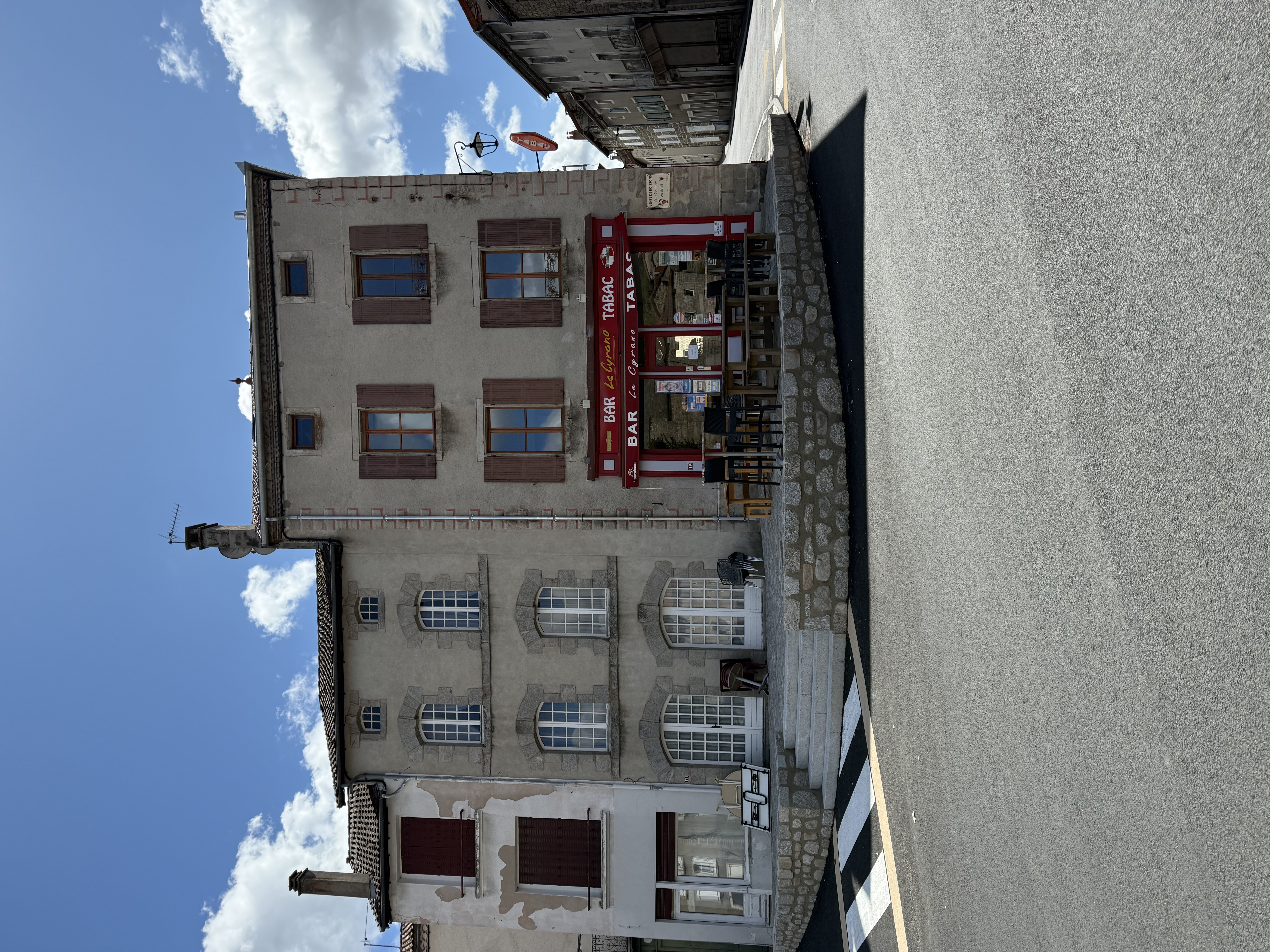 ✨ Opportunité unique en Lozère – Bar-Tabac à Chambon-le-Château ✨

 Achat du fonds de commerce

Situé au cœur du village de Chambon-le-Château, point central de la commune de Bel Air Val d’Ance (500 habitants), ce Bar-Tabac emblématique bénéficie d’une clientèle fidèle et d’un fort potentiel touristique.

✅ Points forts du commerce :
    •    Emplacement exceptionnel : grande terrasse sur la place centrale du village.
    •    Local de 70 m² comprenant le bar avec une arrière-cuisine et 2 sanitaires.
    •    Isolation des plafonds et électricité refaites à neuf et entrée indépendante pour le bar.
    •    Grande cave pour le stockage.
    •    Clientèle habituée et affluence touristique en juillet/août.
    •    Activités complémentaires existantes : FDJ, presse locale, cartes de pêche.
    •    Commerce polyvalent et évolutif, idéal pour animations, snacking ou soirées thématiques.
    •    Immeuble avec 3 appartements locatifs au-dessus, indépendants du bar.

✅ Atouts du village :
    •    Tous les commerces et services de proximité sont présents : boucherie, boulangerie-épicerie, restaurant, garage, station-service, pharmacie, école, agence postale…
    •    Cadre naturel agréable entre Margeride et Haut-Allier, parfait pour allier vie professionnelle et qualité de vie.

💡 Idéal pour :
    •    Personne ou couple souhaitant prendre une gérance stable avec clientèle établie.
    •    Possibilité d’acquérir le fonds de commerce à terme et développer le potentiel existant.