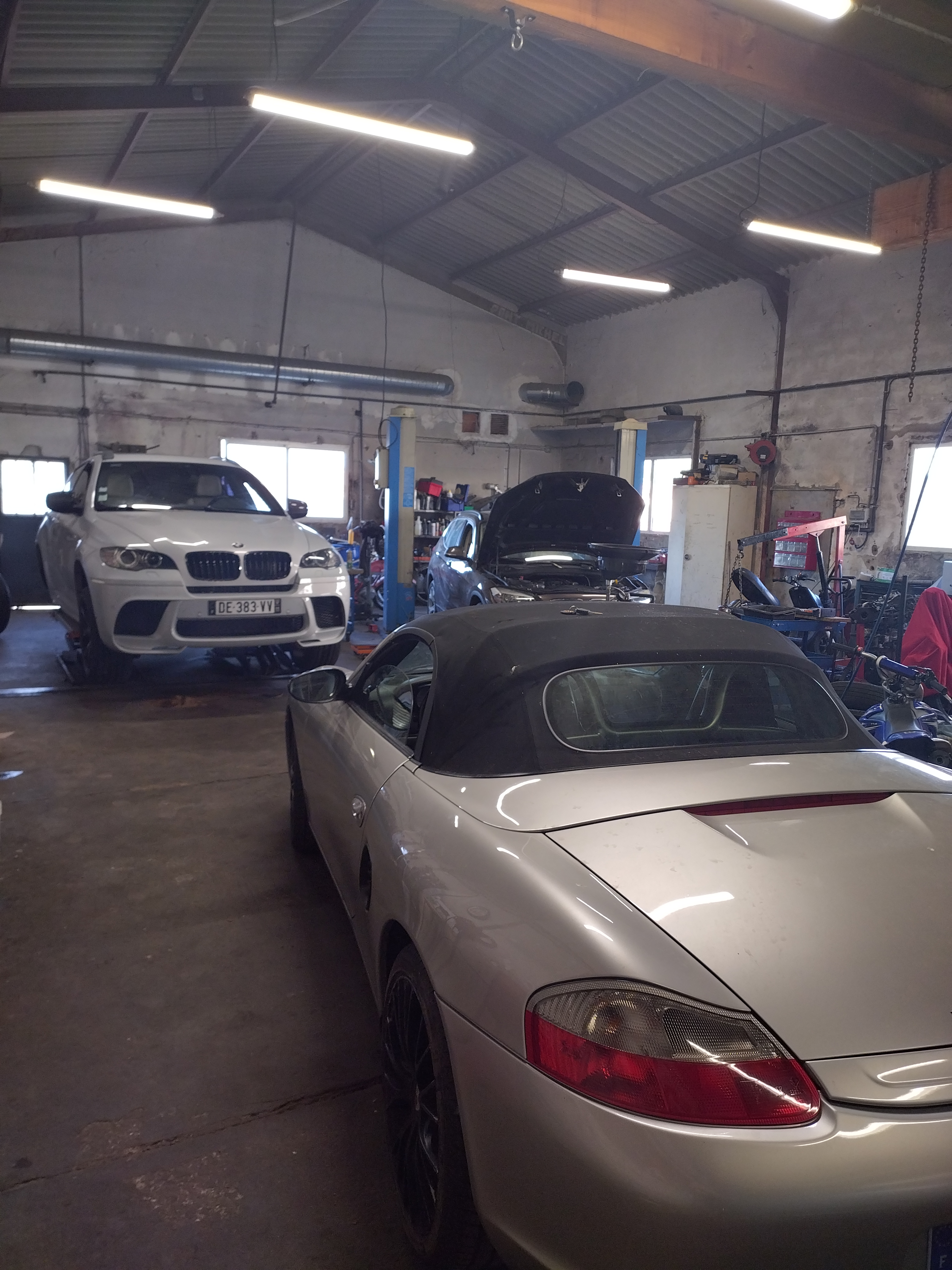 Vend ensemble complet station service mise aux normes il y a deux ans, garage automobile de 150m2, petit local commercial, ainsi qu'une habitation de 176m2.