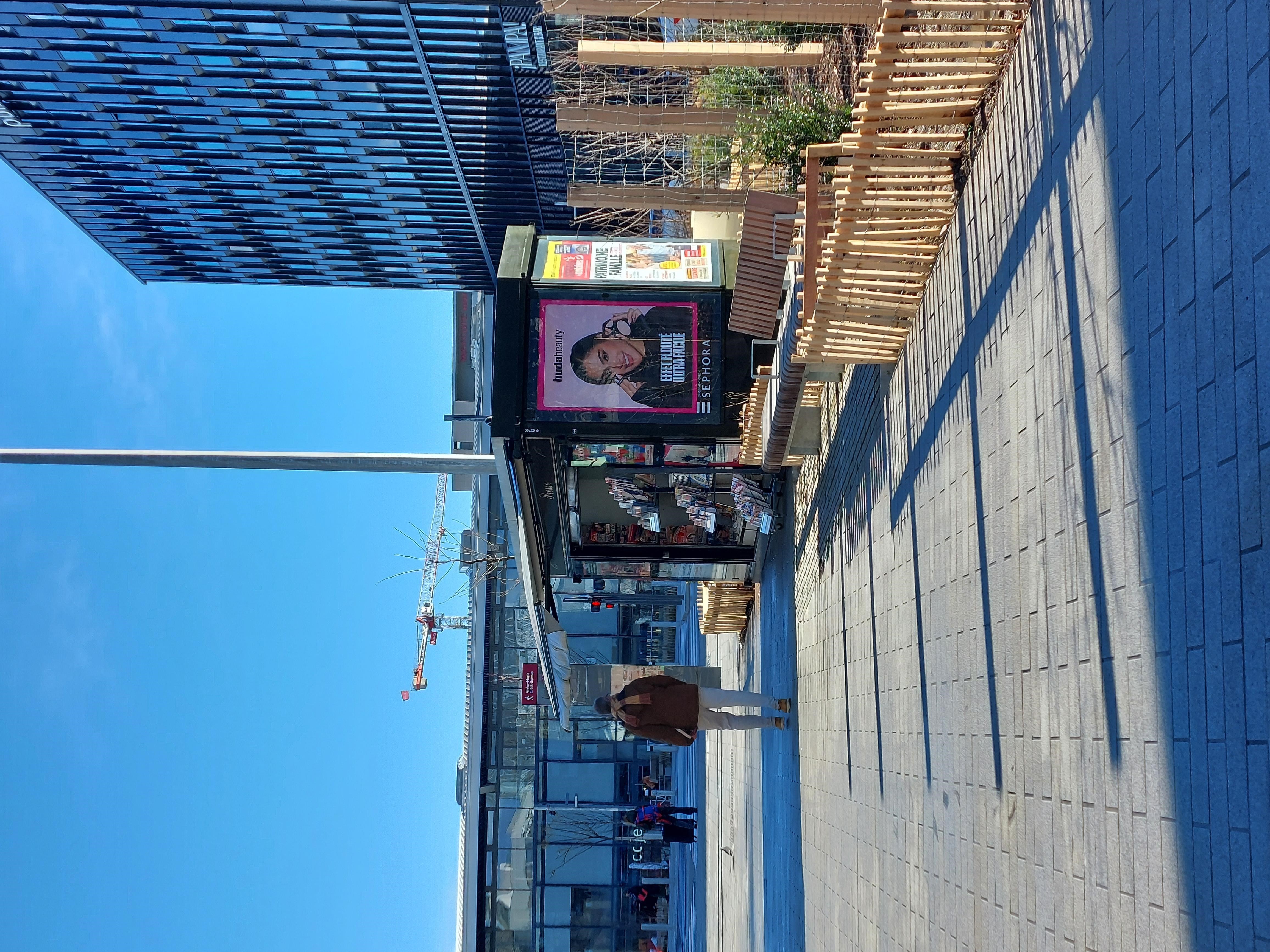 Sur un très bel emplacement face à la gare Part Dieu, nouvellement refaite, nous vous proposons d'être un acteur local en devenant kiosquier.

En tant que gérant indépendant enregistré au Registre du Commerce (non salarié, SAS, SASU, SARL, EURL, EI, micro-entreprise…), vous animerez le kiosque situé Rue Docteur Bouchut à LYON.

Idéal pour un complément de revenu, les retraités sont les bienvenus.

Vous disposerez de ce kiosque sans droit d’entrée, sans investissement dans un pas de porte ou fonds de commerce avec de faibles charges :

Loyer 250€ HT mensuel, dépôt de garantie 900€
Electricité
Assurance
Routeur ou box 4G
Caisse informatisée spécifique à la presse(Strator, Bimedia, JDC…): entre 80 et 100€/mois
Un fond de roulement/trésorerie de 5000€ est conseillé pour votre fonctionnement
Contrat de 2 ans renouvelable jusqu'en 2030

Un agrément de diffuseur de presse en effectuant une formation obligatoire vous sera délivré. Le dépôt de presse OYE DISTRIBUTION à CHAPONOST vous indiquera les conditions et le métier, et il vous livrera quotidiennement les journaux.

Un autre dossier sera à présenter pour les jeux (PMU/ “la Française des Jeux/FDJ”). Prévoyez 2 mois minimum avant une ouverture(avec les jeux).

Les activités exercées sont principalement, la presse :

Presse nationale(23%) et régionale(14%)
Les jeux de la Française des jeux (FDJ): jeux de grattage, tirage,
Les souvenirs, les cartes postales, librairie, petits colis, bimbeloterie,
Les boissons, les glaces emballées, les confiseries,

Vos revenus proviendront des commissions

Les horaires sont en général de 7h/7h30 –18h/19h ou journée continue
(Dimanche si vous le souhaitez)

Je reste à votre écoute pour vous apporter plus de détails.