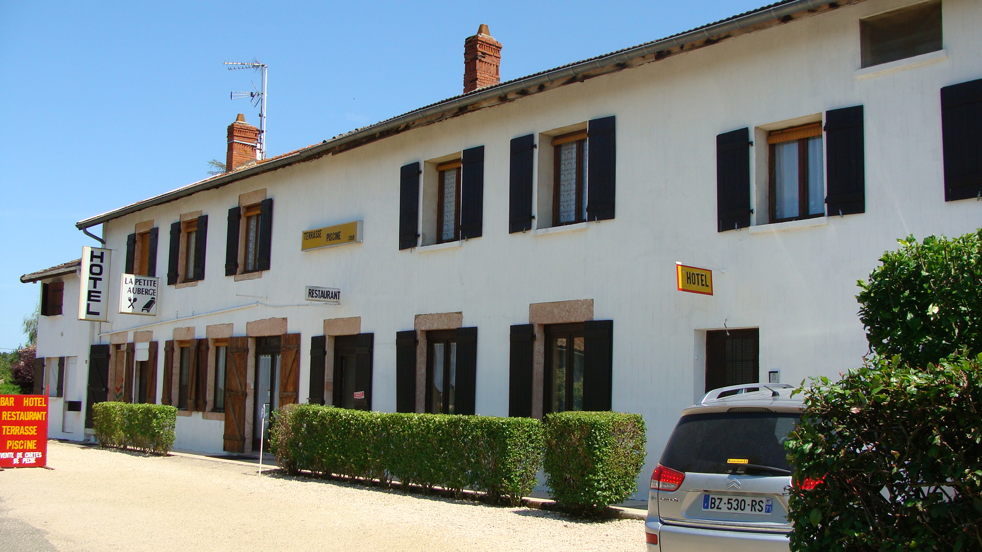 EN BOURGOGNE :    A SAISIR BELLE OPPORTUNITE
 A NE PAS MANQUER:
 Particulier VENDS  :    Pour cause retraite magnifique demeure
Acheté et créée en 1978 Puis rénovée et bien isolée fenêtres et portes double vitrages, 
 Aménagée en hôtel bar- restaurant , vous pourrez également transformer cette propriété qui a beaucoup de Potenciel en maison de famille, en gîte ,ou chambre d'hôtes, maison d'accueil pour personnes âgées, 
etc ….    
A VOUS DE VOIR  !!!!!
Propriété composée d'un bâtiment total de 600 M2 dont 398 m2 habitable  
sur un terrain de 1500 M2 comprenant: une cuisine, 
 2 salles de 59 M2 chacune, 11 chambres confortables avec lavabos, douche et WC, une lingerie, un bureau, une salle de bain avec baignoire ,un grenier, une cave , un garage ,une piscine en dur ,une terrasse couverte,un parking extérieur et un parking dans cour fermée, Jardin 

le tout à l'égout, pas besoin de fosse septique

une chaufferie avec chauffage central une pompe à chaleur ou éventuellement possibilité au gaz ou granulé  ou bois 

En sus, un logement privé contenant salon, cuisine ,2 chambres avec douche, lavabos,  WC       

Diagnostic de performance énergétique évalué à :
 C  entre 91 et 160 et une faible émission de GES:  entre 26  et 41 

PRIX  NET VENDEUR :  348 000 € Le tout pas de location de murs) 

Notaire de votre choix pas de frais d'agence immobilière faut bien savoir les frais d'une agence immobilière est toujours à la charge de l'acheteur et non du vendeur 

Dans le village de la GENETE  71290  EN SAONE ET LOIRE  EN BOURGOGNE
il y a une RPI  d'école maternelle et primaire avec cantine ,passage de bus scolaire tout niveau 

 5 km de Cuisery Collège, Pharmacie, boulangerie
10km de Tournus Collège et lycée  Autoroute  A6 et Gare SNCF TER      
17 km de Louhans (Poulet de Bresse ) Cité Scolaire et Gare SNCF TER
 35 km de Mâcon Gare SNCF TER et TGV
 35 km de Chalon sur Saône Gare SNCF TER 
150 km de Genève  
100 km de Dijon ou Lyon
350 km de Paris