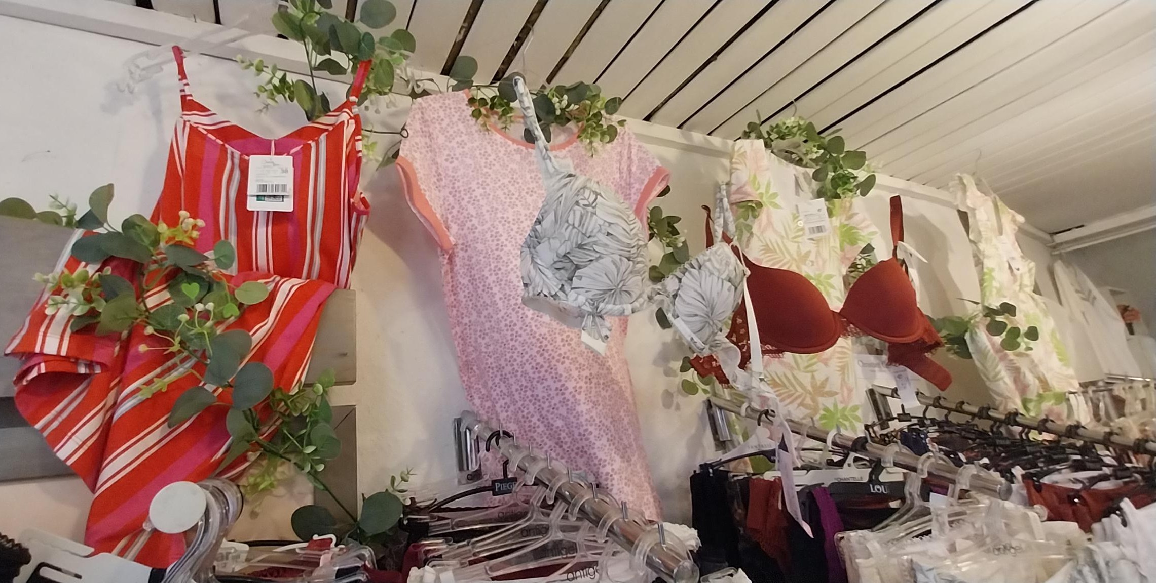 VENDS FOND DE COMMERCE, pour cause départ à la retraite 
Boutique de LINGERIE FINE créée en 1990, 36 ans d’activité , situé à Condom dans le Gers en Occitanie, ville de 8000 habitants, zone chalandise 19000 habitants, sur le parcours Saint Jacques de Compostelle.
Nombreux Atouts :  
Clientèle fidèle 
Emplacement n°1 
Stock et mobilier inclus 
Ambiance chaleureuse et soignée, 
Affaire clé en main, 
Idéal pour reprise immédiate.
Surface de  32 m² au sol 
Pour tous renseignements, veuillez nous contacter