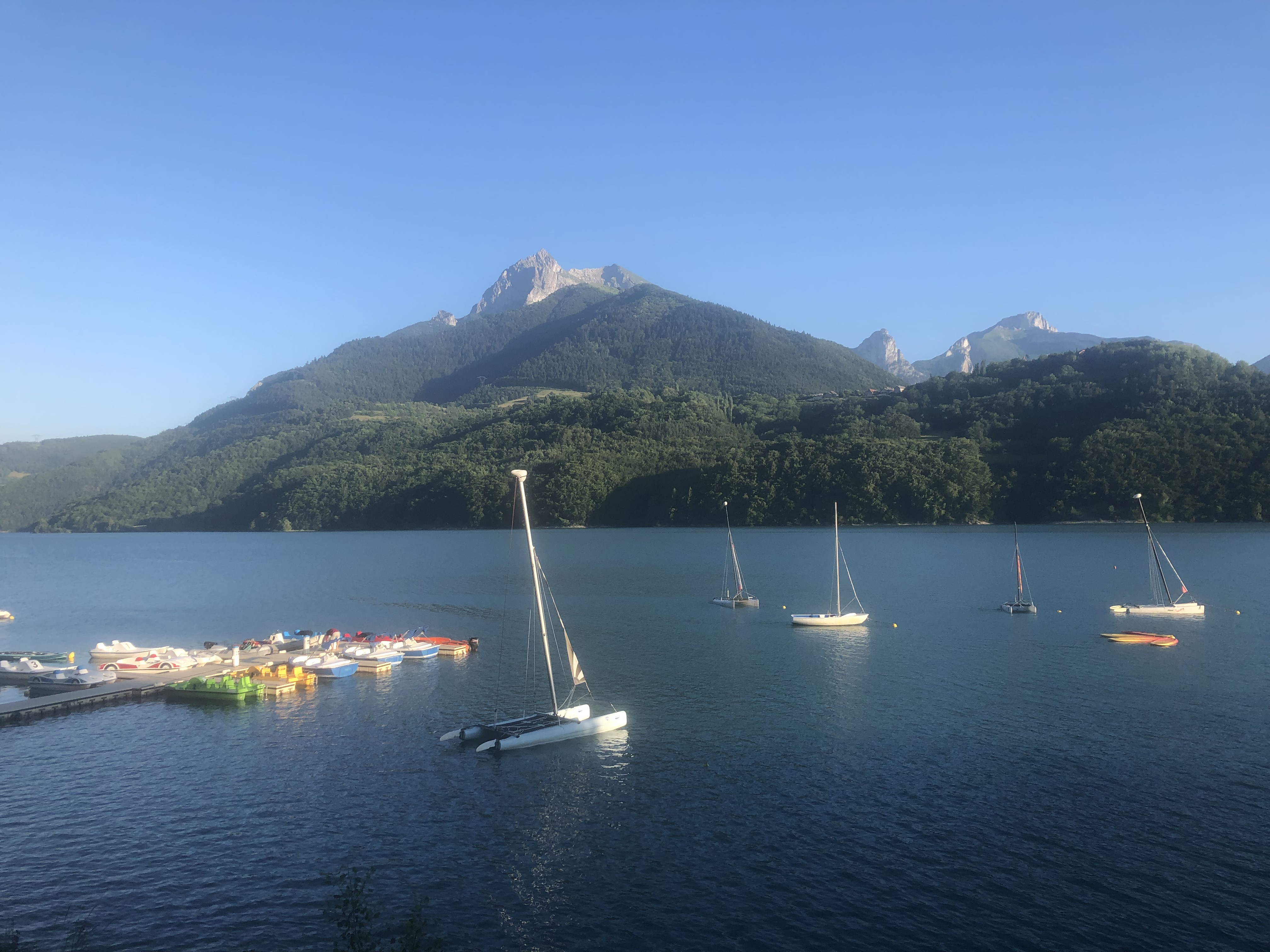 Fonds de commerce à céder dans un joli village en zone de tourisme de montagne, entre Isère et Hautes-Alpes, sur la route Napoléon, aux portes des Écrins, proche Valgaudemar, Champsaur et Dévoluy, à seulement 3 km du lac du Sautet, 14 km de Notre-Dame de La Salette (2e lieu de pèlerinage en France), une demi-heure de Super Dévoluy et 1 heure d'Orcières-Merlette.

Petite affaire pour un couple ou deux associés. Pas de salariés à reprendre. Belle rentabilité et beau CA généré par deux personnes.

L’établissement se compose :
- D'une salle au mobilier de style bistrot pouvant accueillir 24 convives (32 m²), avec une petite terrasse pouvant recevoir 4 couverts supplémentaires.
- D'une cuisine fonctionnelle entièrement rééquipée en 2021 de matériel professionnel (14 m²) et d'un coin bar (comprenant la caisse, la machine à café, un arrière-bar...).
- D'un espace sanitaire comprenant un lave-mains et des toilettes (4 m²).
- D'une réserve aménagée en sous-sol (30 m²), accessible depuis le restaurant par un escalier, et possédant une entrée spécifique donnant sur la rue pour les livraisons. 

Les avantages :
- Ouvrez demain ! Restaurant "clé en main", immédiatement opérationnel. Matériel entièrement renouvelé en 2021 et 2022.
- Bien situé sur la route Napoléon, en face d'un parking (place du marché le jeudi).
- Répond à une demande.
- Réseau de livraisons.
- Toutes commodités : école, maison médicale, pharmacie, agence postale, commerces, notaires, DAB, etc.
- Bail jusqu'en 2030.
- Faibles charges.
- Ouvert toute l'année. Clientèle fidèle locale et de passage. Pic en période estivale.
- Accompagnement possible.

Chiffres clés :
- Le CA 2023 est de 165 000 €, généré par deux personnes (pas de salarié à reprendre), sur la base de 7 services par semaine d'octobre à juin, et de 9 services par semaine de juillet à septembre.
- Loyer de 794 € et taxe foncière de 571 €.
- Prix du fonds de commerce : 60 000 € frais d'agence inclus.