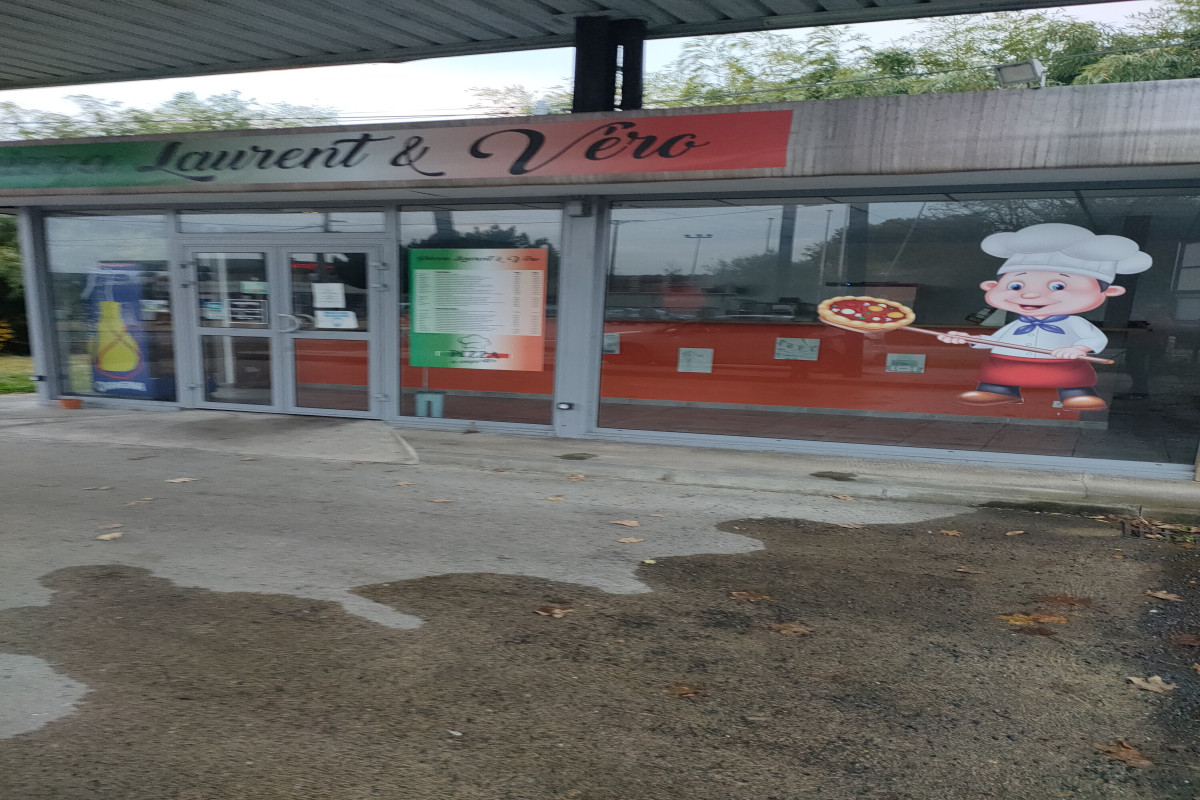 Vend pizzeria à emporter (ancienne station service) à Reignac 16360 entre Angoulême et Bordeaux à proximité de la national 10.
Entièrement équipée + réserve+plonge+WC  .
Elle fait 55 M2.