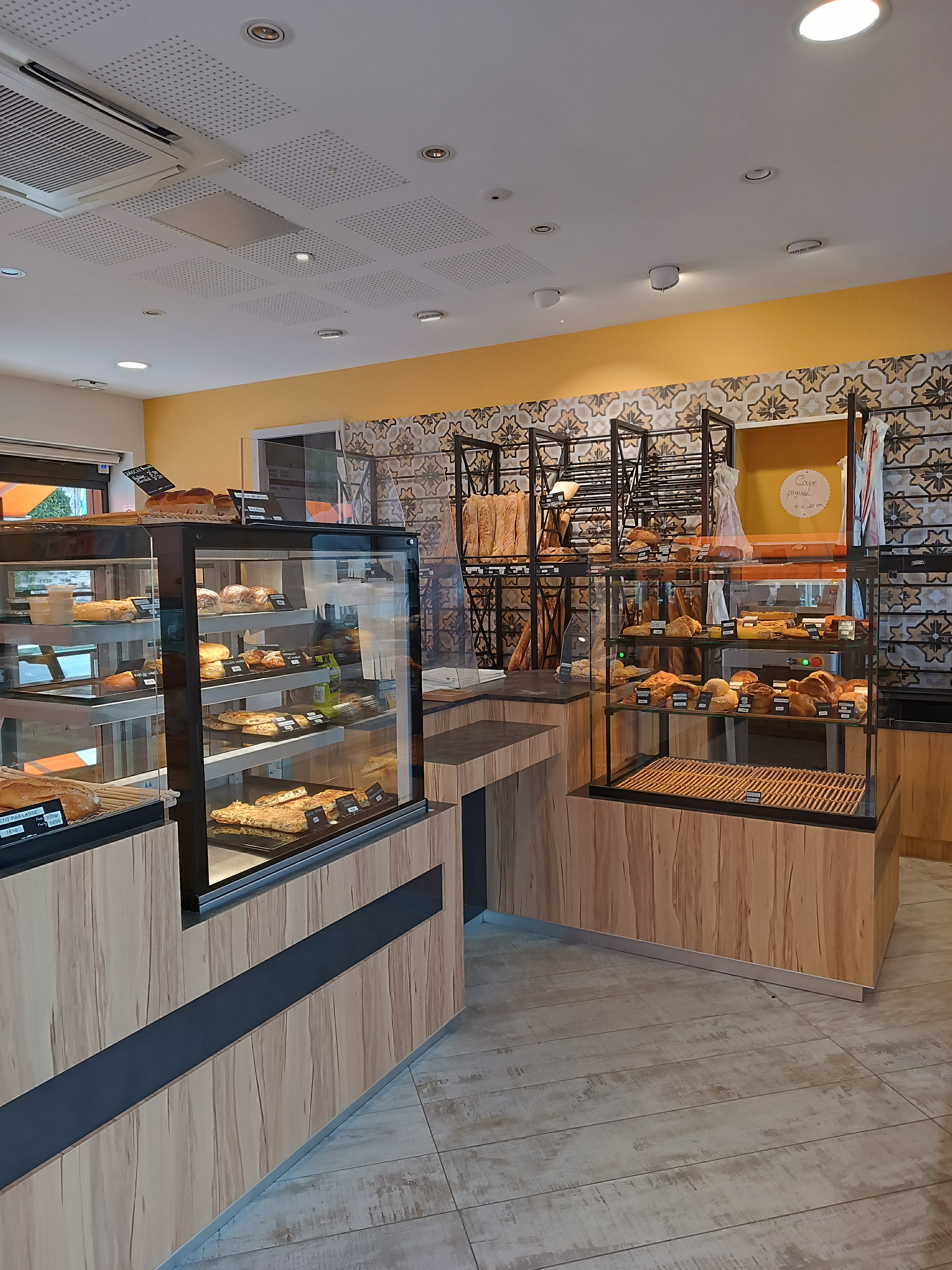 Venez vous mettre au vert!!
Boulangerie-pâtisserie située sur une ville dynamique de la Haute - Vienne limitrophe du département de la Dordogne et de la correze.
belle boulangerie  située sur l'un des axes majeurs de la ville.
Elle dispose de la proximité des autres commerçants mais également de places de stationnement. 
La boutique ainsi que la partie production s'étendent sur plus de 250 m2,ce qui confère de beaux espaces de travail à chaque type de production (boulangerie, pâtisserie, chocolats, macarons, traiteurs).cette affaire comprend deux boutiques froides.
L'équipe en place représente en moyenne 12 personnes.
La boutique est fermée tous les mercredis ainsi que 5 semaines par an.
Logement sur place d'une surface de 100 m2 comprenant 5 chambres.
possibilité d acheter les murs..  CA constant ..
Logement inclus.