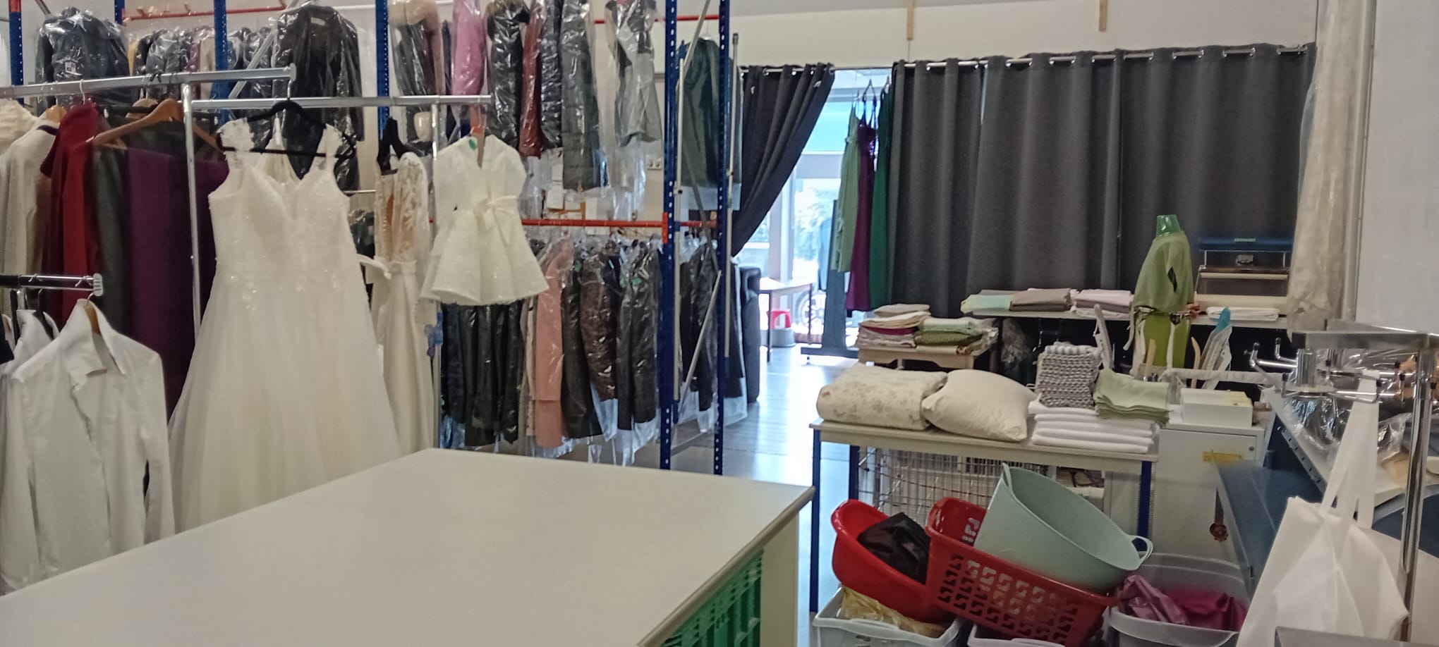 Nous vous proposons un pressing bien établi, idéal pour un entrepreneur souhaitant développer une activité florissante. Situé dans un quartier dynamique, ce commerce bénéficie d'une clientèle fidèle et d'un potentiel de croissance significatif. De plus, le prix peut être très intéressant pour les futurs acquéreurs.

**Caractéristiques du commerce :**
- **Espace de travail :** 100 m², offrant un environnement de travail spacieux et fonctionnel.
- **Magasin :** 40 m², en excellent état, sans travaux à prévoir, prêt à accueillir vos clients.
- **Équipe :** 3 salariés expérimentés, prêts à accompagner le nouveau propriétaire dans la continuité de l'activité.

**Matériel :** Des machines professionnelles de qualité :
- 1 machine à laver de 13 kg (MIELE)
- 2 machines à laver de 16 kg (1 MIELE, 1 PRIMOS)
- 2 Sèche-linge de 16 kg (MIELE)
- 1 calandreuse (10 ans) (MIELE)
- 1 mannequin repasseur (SANKOSHA)
- 1 table à repasser soufflante aspirante (ROMERA)
- 2 emballeuses (MIELE)
- Caisse avec logiciel pressing.

**Conditions :**
- **Loyer :** 1 173,25 € HT
- **Fermeture annuelle :** 3 semaines
- **Jours de fermeture :** Samedi après-midi, dimanche et lundi

Ce pressing représente une belle opportunité pour un repreneur souhaitant s'investir dans un secteur en pleine expansion. Avec une clientèle déjà établie et un matériel de qualité, vous pourrez facilement développer l'activité et augmenter le chiffre d'affaires.

N'hésitez pas à nous contacter pour plus d'informations ou pour organiser une visite. C'est le moment idéal pour prendre la relève de ce commerce prometteur à un prix attractif !