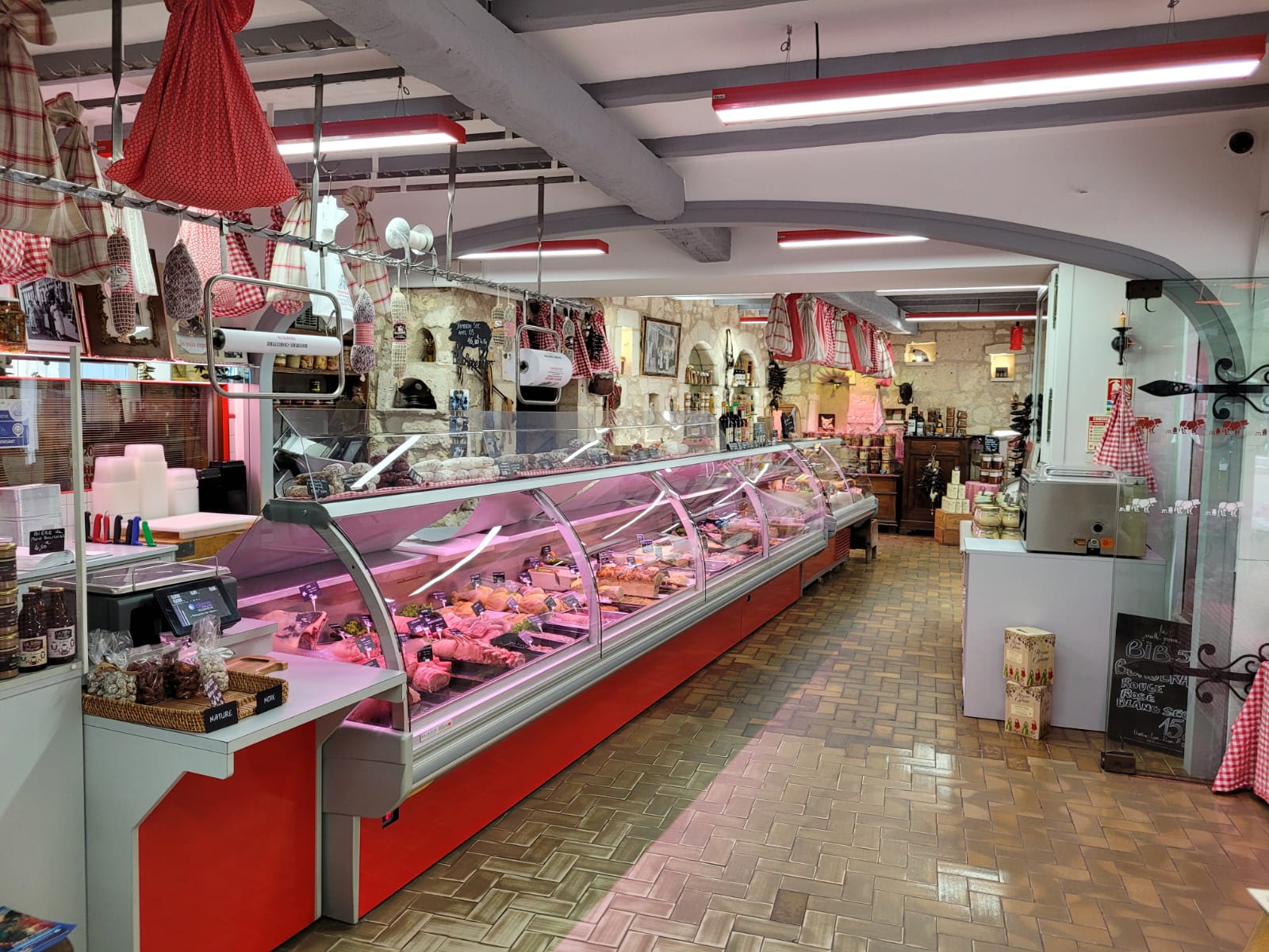 A reprendre, fonds de commerce, charcuterie,  conserverie, traiteur et boucherie. Entreprise centenaire implantée localement, forte renommée sur la qualité des produits. Possibilité de redévelopper l’activité traiteur extérieur (les
véhicules nécessaires sont présents ) et la vente de conserves sur internet. Les locaux se situent dans la rue piétonne du village très fréquenté durant la période estivale. Clientèle de particuliers mais également de professionnels. Matériel complet, entretenu et récent ( vitrine magasin renouvelée). Entreprise disposant de 2 points
de vente de 100 m² et 50 m² dont 1 avec un laboratoire de production ( 150m ²) 3 salariés en production + 1 salarié à la vente et 1 apprenti seront à reprendre. 2 baux commerciaux. Prix des loyers 28 305 € Fonds de commerce : 300 000 € CA 800000€