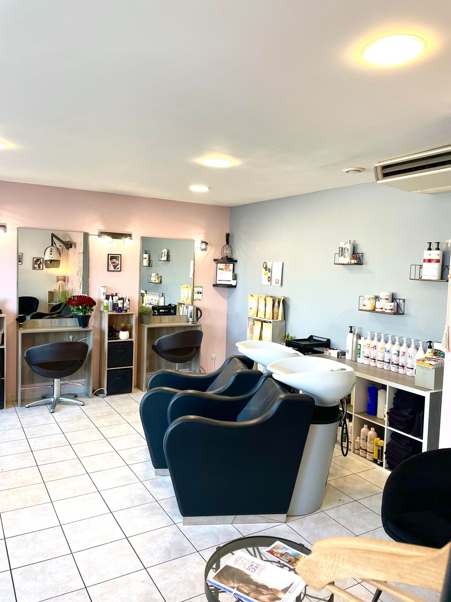 -> Salon de coiffure mixte situé dans un village avec différents commerces ( école,boulangerie,boucherie,poste ... ) à venir un ou plusieurs commerces. 
-> Center parcs à 5min. 
-> Vend pour cause mutation. 
-> Affaire saine, chiffre d'affaire toujours en évolution. 
-> Clientèle fidèle.
-> Parking gratuit. 
-> Adapter pour les personnes à mobilité réduite. 
-> Aucun travaux à prévoir / 1 cuisine,labo / 1 WC, salon spacieux et lumineux avec une belle vitrine. 

Idéal pour première affaire. 
Pour tout autre renseignement : me contacter au 0787184521 après 18h ou par e-mail laura.jouanneau@gmail.com
Curieux s'abstenir !
