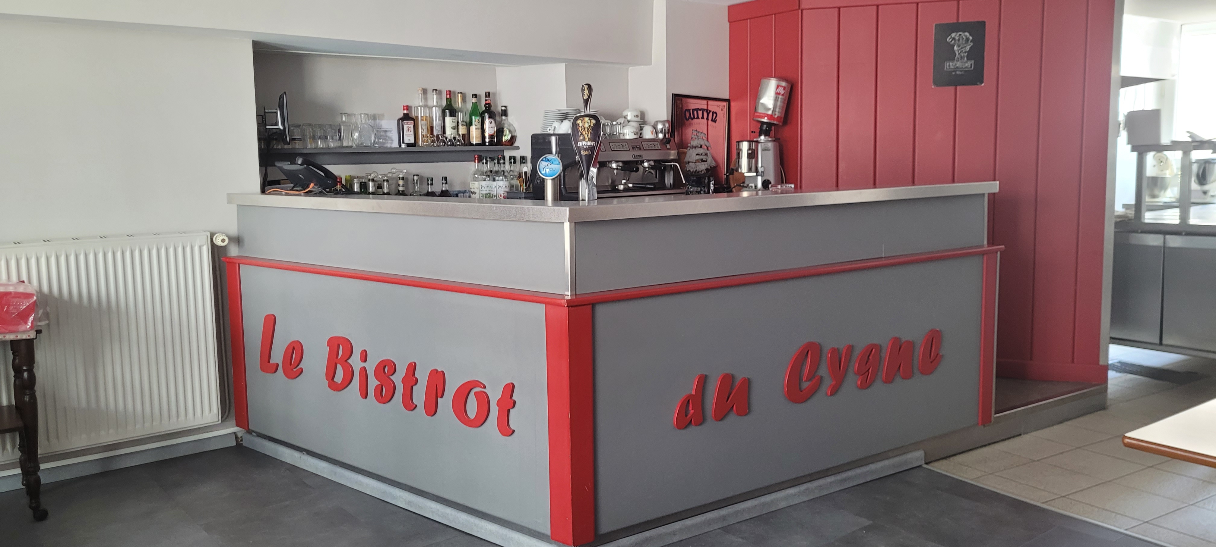 Situé au cœur d’YSSINGEAUX, sous-préfecture dynamique de Haute-Loire et carrefour entre Saint-Étienne et Le Puy-en-Velay, l’Hôtel Le Cygne est un établissement reconnu bénéficiant d’une excellente visibilité en centre-ville et d’une clientèle fidèle professionnelle et touristique. 

L'établissement exploité sous enseigne Logis Hôtels dispose de 10 chambres pour 28 couchages, d'une surface d'environ 630 m², d'un parking privé, d'une terrasse et d'un espace petit-déjeuner récemment modernisé. Les chambres ont bénéficié d'investissements récents : renouvellement de la literie, téléviseurs et divers équipements. 

L'hôtel accueille principalement une clientèle professionnelle à l'année (entreprises, techniciens, commerciaux, grands comptes) ainsi qu'une clientèle touristique en saison. La situation géographique permet également de bénéficier des flux liés au lycée agricole, à l'École Nationale Supérieure de la Pâtisserie et aux nombreux événements du territoire. 

L'établissement était classé 2 étoiles jusqu'en 2023 et répond toujours à un niveau de prestation correspondant à cette catégorie. Il est référencé au sein du réseau Logis, véritable atout commercial et de visibilité. 

Fort potentiel de développement :
- réactivation d'une activité restauration ;
- création d'un espace bien-être/spa ;
- développement commercial et digital ;
- aménagement du 3ᵉ étage actuellement libre, permettant la création de 5 chambres supplémentaires, suites, appartements ou logement de fonction. 

Les réseaux (eau, électricité, évacuations) sont déjà en attente. 
Le fonds est exploitable immédiatement sans investissement majeur. Il conviendra parfaitement à un couple souhaitant reprendre un établissement bénéficiant d'une clientèle existante et d'un important potentiel d'évolution. Le cédant est disposé à accompagner le repreneur pendant un mois afin de faciliter la transmission. 

Prix du fonds de commerce hôtel : 99.000 €

Loyer mensuel : 1.560 €

Bail commercial jusqu'au 01/07/2028. 

Possibilité complémentaire d'acquérir le fonds de commerce bar-restaurant situé en face de l'hôtel (licence IV, 16 places intérieures + 25 en terrasse, cuisine professionnelle refaite à neuf en 2021), pour 40.000 € supplémentaires.

Une opportunité rare pour reprendre un établissement emblématique d’YSSINGEAUX, disposant d'une clientèle récurrente et de nombreuses perspectives de développement.

La CCI n’intervient à aucun moment dans la transaction et ne perçoit aucune commission sur la vente. En cas de reprise de l’établissement, nous vous invitons à prendre contact avec votre conseiller CCI afin d’étudier les dispositifs d’aides et de subventions mobilisables pour accompagner d’éventuels investissements : travaux de rénovation, acquisition de matériel, mobilier, ou tout autre projet de modernisation.