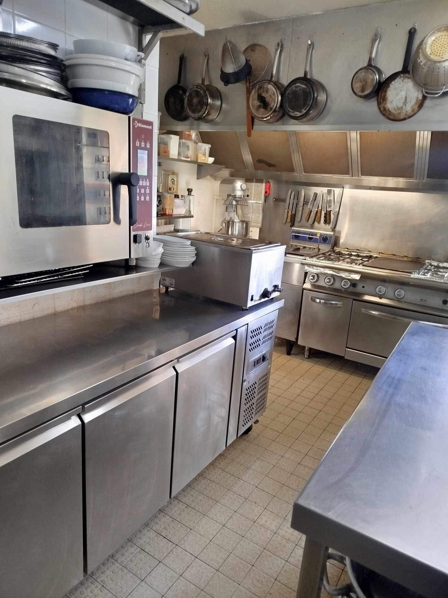 Au coeur du Parc Naturel Régional de Milevaches en Limousin,
à 1h de Limoges, le restaurant-bar la Feuillade est à reprendre.
Véritable lieu de vie dans le centre-bourg, de nombreux clients
s'y cotoient. Du fait de sa proximité avec le lac de Vassivière,
l’établissement peut compter en plus de sa clientèle habituelle,
d'un flux touristique à la belle saison (pouvant aller à 100 couverts
l'été).
Ce commerce de proximité propose une restauration de type
ouvrière et bistronomique en période estivale et accueille de façon
régulière des repas de groupes, du lundi au samedi. Potentiel de
développement avec activités complémentaires (FDJ, traiteur)
Cuisine équipée 
Salle de restaurant de 50 couverts
Une terrasse agréable à l'arrière du bâtiment permettant de doubler la capacité d'accueil 
Pas d'investissement à prévoir
Les Gros +
Grand Logement à l’étage 
La commune de Faux La Montagne se situe en FRR (France ruralité revitalisation) ouvrant droit à un régime spécial d’exonérations fiscales.
Loyer: local+appt: 500€