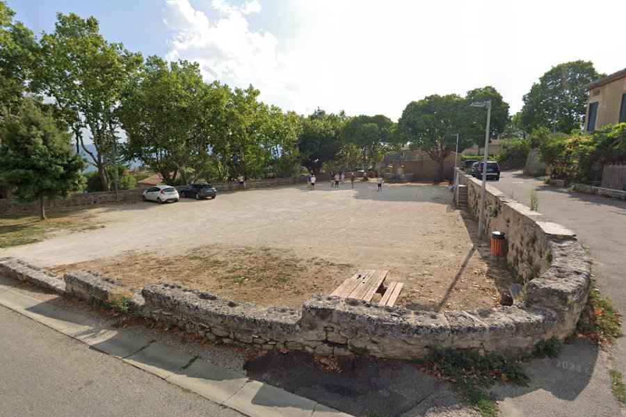 La commune de Viens, dans le département du Vaucluse et la région Provence-Alpes-Côte d'Azur, est à la recherche d'un porteur de projet pour reprendre une boulangerie artisanale dans leur commune.
La boulangerie est située en plein centre village et en bord de route, avec un parking à proximité.
Ce commerce est très attendu par la population et c’est une volonté de la municipalité de développer le commerce artisanal.
La boulangerie est partiellement équipée, des investissements seront à prévoir pour compléter le matériel fabrication.
Au-dessus de la boulangerie, un logement est prévu pour le couple de boulangers.
Une personne spécialisée a étudié et validé le projet, et vous proposera un accompagnement pour le mener à son terme.
Pour réimplanter une boulangerie-pâtisserie artisanale de qualité, le boulanger devra être titulaire du CAP.
Nous acceptons toutes les candidatures qui ont un projet sérieux, un premier contact téléphonique sera nécessaire au 0680118231 afin d’évaluer vos objectifs sur le projet.
Par la suite, les candidats devront faire parvenir par mail à contact@lorepi.fr,  une lettre de motivation et leurs coordonnées.