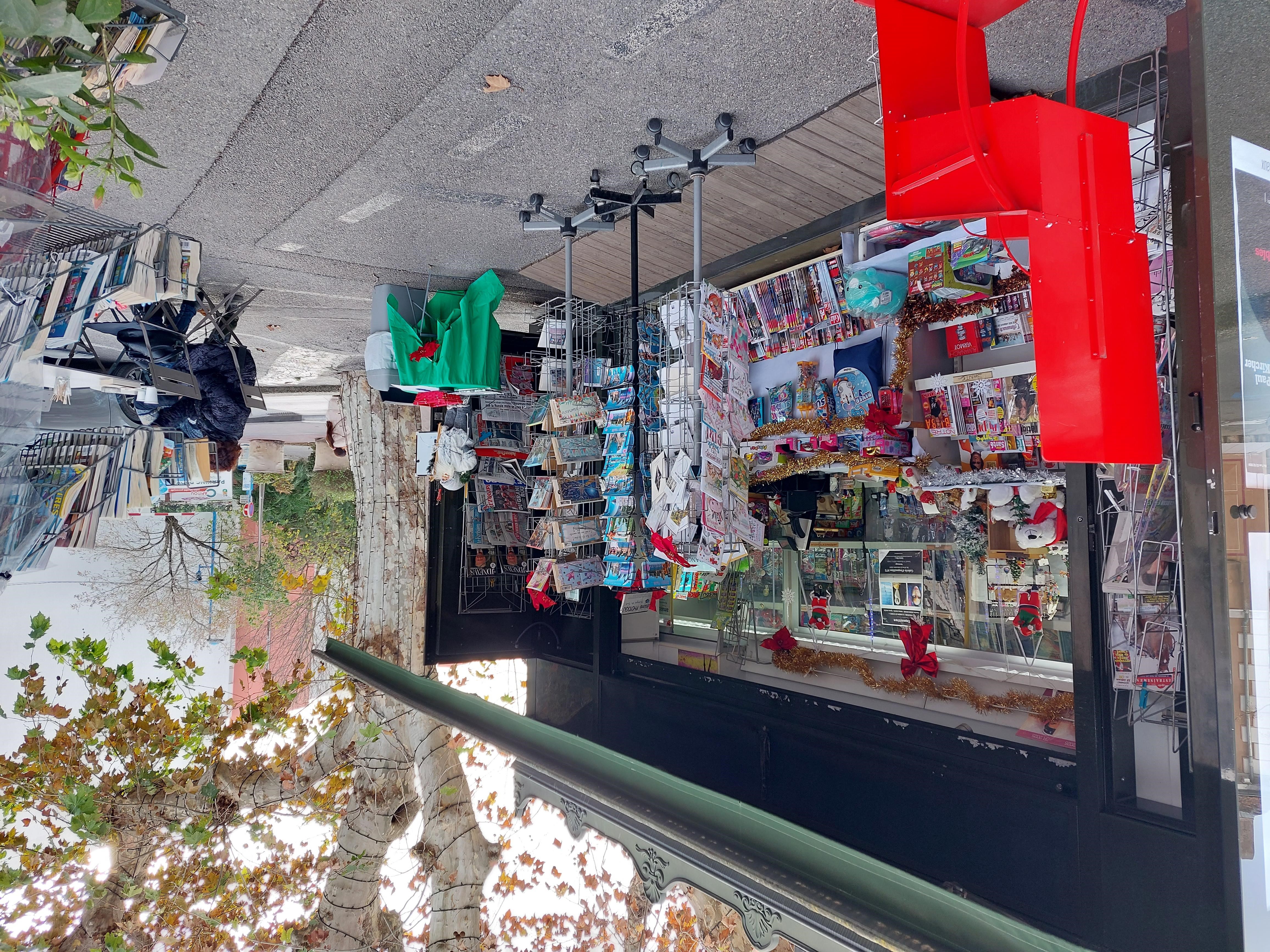 Description
Devenez kiosquier, en tant que gérant indépendant enregistré au Registre du Commerce (non salarié, SAS, SASU, SARL, EURL, EI, micro-entreprise…)
Le kiosque est situé sur la Place Jeanne d'Arc à MANDLIEU, dont le marché se tient tous les Samedias matins.
Situé sur la place refaite à neuf, parmi le bar-tabac, la boulangerie, la pharmacie,...e kiosque est au coeur du quartier.
Idéal pour un complément de revenu, les retraités sont les bienvenus.

Un nouvel emplacement sur la place est en cours.

Vous disposerez de ce kiosque sans droit d’entrée, sans investissement dans un pas de porte ou fonds de commerce avec de faibles charges :

Loyer 250€ mensuel, dépôt de garantie 540€
Electricité
Assurance
Routeur ou box 4G
Caisse informatisée spécifique à la presse(Strator, Bimedia, JDC…): entre 80 et 120€/mois
Un fond de roulement/trésorerie de 5000€ est conseillé pour votre fonctionnement
Contrat de 2 ans renouvelable 

Un agrément de diffuseur de presse en effectuant une formation obligatoire vous sera délivré. Le dépôt de presse de DRAGUIGNAN vous indiquera les conditions et le métier, et il vous livrera quotidiennement les journaux.

Un autre dossier sera à présenter pour les jeux (“la Française des Jeux/FDJ”). Prévoyez 2 mois minimum avant une ouverture(avec les jeux).

Les activités exercées sont principalement, la presse :

Presse nationale(23%) et régionale(14%)
Les jeux de la Française des jeux (FDJ): jeux de grattage, tirage,
Les souvenirs, les cartes postales, librairie, petits colis, bimbeloterie,
Les boissons à emporter, les glaces emballées, les confiseries,

Vos revenus proviendront des commissions

Les horaires sont en général de 6h30/7h30 –13h et 16h –18 ou19h ou journée continue
Samedi matin 

Je reste à votre écoute pour nous rencontrer et vous apporter plus de détails.