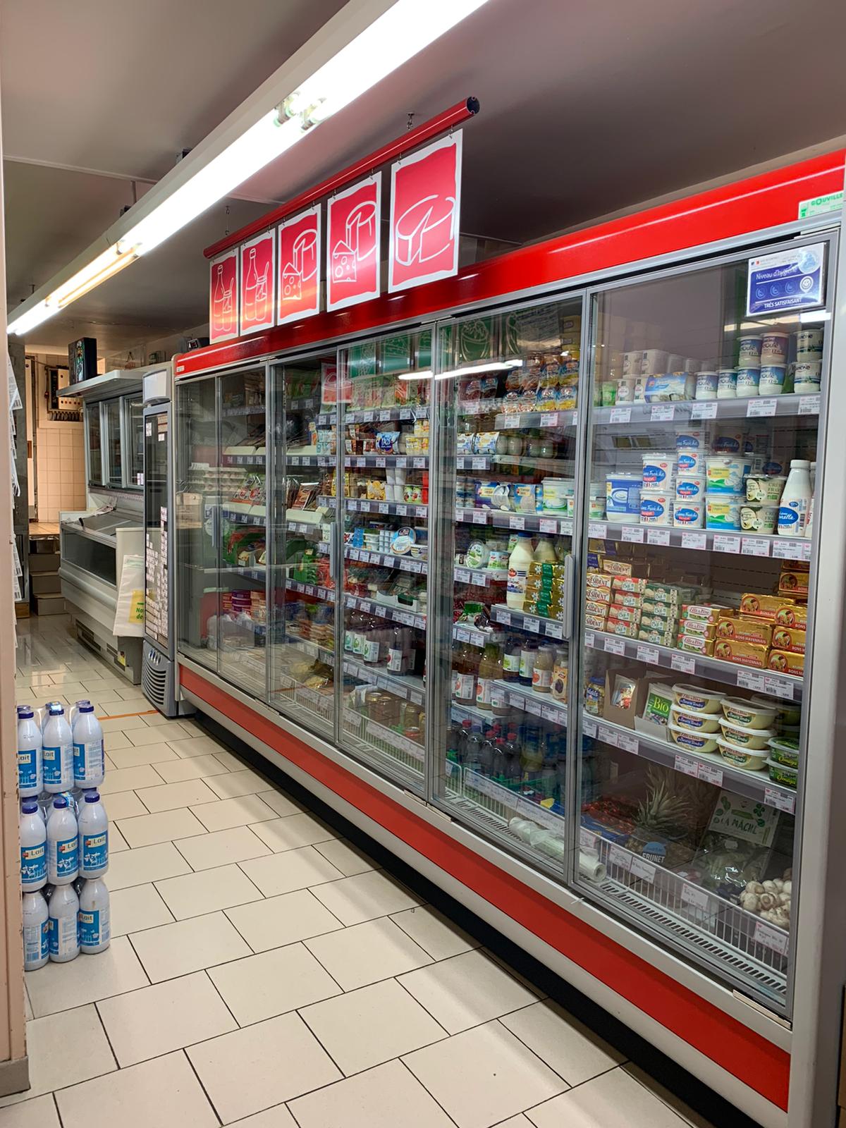 Au sein d'un charmant village au coeur du Parc Naturel du Perche (61340 Perche en Nocé - 2 000 habitants) à deux heures de Paris, commerce à vendre (Boucherie, Charcuterie, Épicerie avec option traiteur) suite départ à la retraite début 2024.

Le commerce bénéficie des biens suivants:
- une épicerie libre-service (enseigne indépendante) avec un rayon boucherie/charcuterie
- un laboratoire de fabrication avec matériel compris (à définir si intéressé)  
- 3 réserves
- un bureau 
- actuellement le commerce est dirigé par un couple + 3 salariés à temps plein:  (1 boucher/charcutier , 1 cuisinier, 1 employé de commerce polyvalent), 1 à mi-temps (employé de commerce polyvalent) et 1 apprenti (Épicerie).
-Surface de vente d'environ 110m2 et 100m2 (réserves, labo...)

Le village bénéficie d'autres commerces complémentaires de proximité:
- Pharmacie
- Coiffeur
- ¨Boulangerie
- Presse
- Restaurant 
De plus il y a également, une école, un médecin, un cabinet d'infirmier.

Affaire à fort potentiel qui conviendra à un exploitant seul ou en couple. 
Chiffre d'affaires 2021: environ 600K€ (information détaillée disponible sur bilan comptable). 

Prix du fond de commerce : 140000€
Loyer mensuel boutique + appartement : à définir  
Possibilité d'achat des murs : 90 m2 attendant à la boutique ( comprenant 1 salle/cuisine, 3 chambres, 1 salle de bain). Prix sur demande. 

Photos supplémentaires sur demande.
