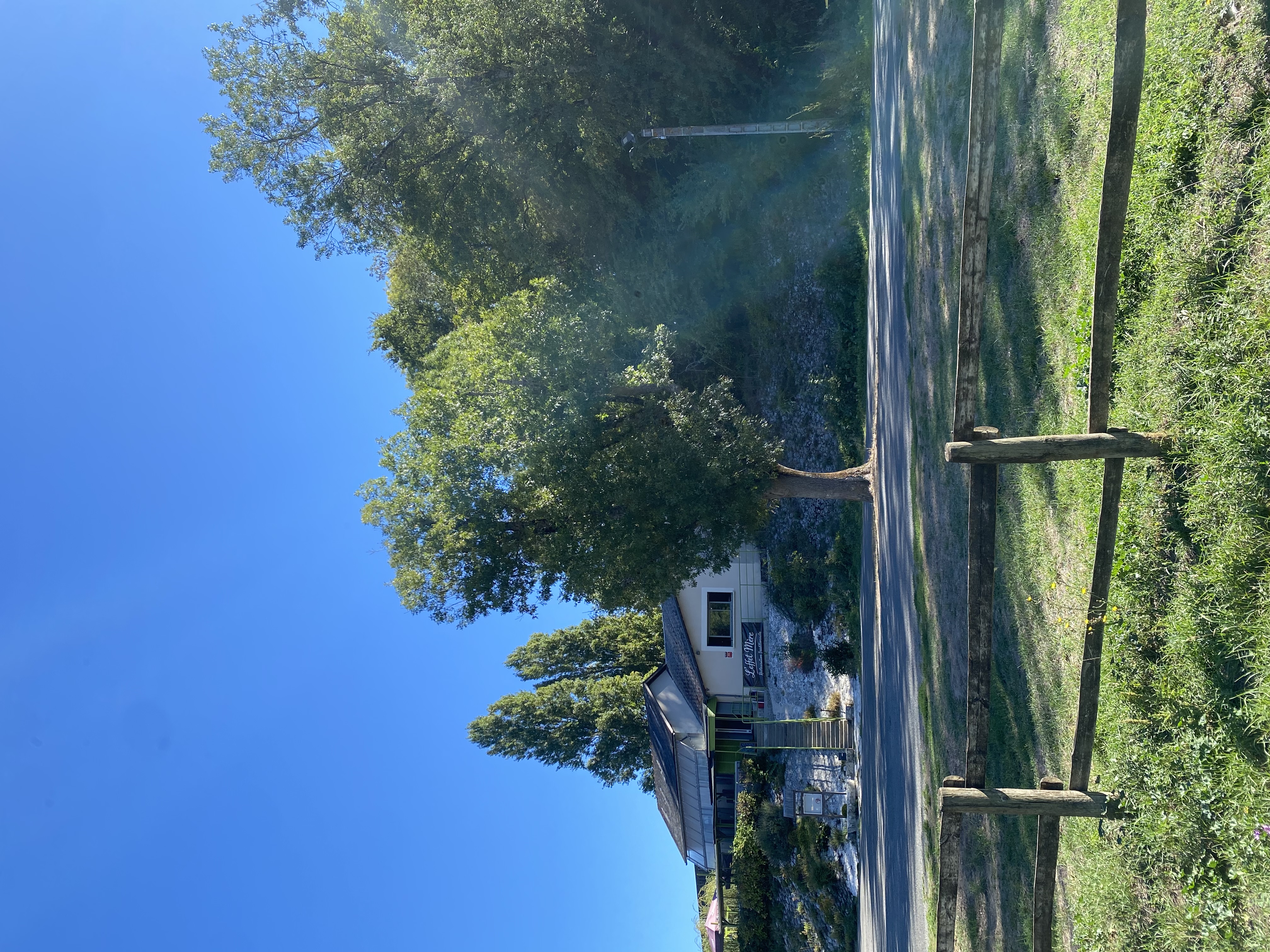 Sur les bords de la creuse , offre à saisir , clés en main prêt à travailler ,en limite des départements 36/37 , situé dans la vienne à la roche Posay 86270. 
Forte affluence touristique et curistes, ainsi qu’un public local très présent .hippodrome, cure thermale, golf, salle de spectacle ainsi que tous les services dont on peut avoir besoin au quotidien , une ville où il fait bon vivre .
Cuisine opérationnelle, bar comme neuf , peinture ext/int refaite en avril 2026 , salle 1 30 places salle 2 (bar) 20 places , terrasse extérieure 50 places .
Gros potentiel , exploité 8 mois en 2026 , possibilité rapide d’augmentation du chiffre d’affaire.
- loyer à négocier avec les propriétaires 
-chiffres d’affaires disponible uniquement sur garantie des fonds et profil sérieux .
La cause : nous changeons de projet , je précise qu’il n’y a pas de caractère d’urgence pour la vente . 
Cdt