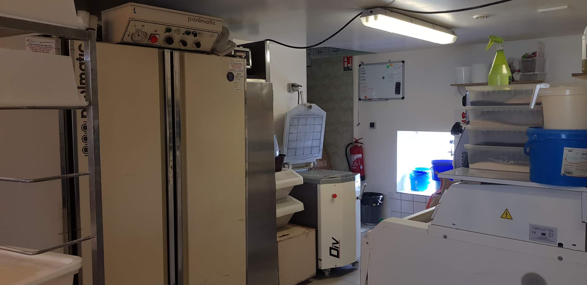 URGENT CAUSE SANTE !  70 000,00 EUROS 23% DU CHIFFRE D’AFFAIRES (Chiffre d’affaires 304 000 Euros) ! Loyer commerce 1203,06 euros, loyer maison 601,44. A vendre boulangerie pâtisserie snacking, licence IV et tabac (possibilité de l’arrêter), possibilité restaurant, bar tabac…., gros potentiel !
FERMETURE SAMEDI ET DIMANCHE. Ouverture du lundi au vendredi 7H00 19H00. 6 semaines de congés annuel.
1 vendeuse temps plein. 1 pâtissière 38h50.
FOUR AU FIOUL très bien entretenu, COMPTEUR BLEU
Travail avec le passage et les usines aux alentours Axe routier national 10. Grand parking.
Contrôle Véritas février 2025 vierge. 
Bail jusqu’en septembre 2027.
10 quintaux.
Chiffre d’affaires 304 000 Euros.     Prix de vente 70 000 €.
Possibilité d’acheter les murs via les propriétaires.
Très bonne affaire avec plein de possibilités, beaucoup de potentiel et de développement possible. Belle salle de snacking pouvant accueillir 14 personnes + terrasse d’environ 20 personnes.
Grande surface de vente, machine à café, vente de produits artisanaux et locaux et vente de produits de première nécessité qui peut être développée.
Vente du journal de la région mais la presse peut être développée également.
Labo pâtisserie et snacking, 1 fournil, vestiaires homme et femme avec WC. La disposition est faite en sorte que la marche en avant soit respectée. Tous les compresseurs froids ont moins de 6 ans sauf vitrine snack et une chambre de fermentation. Les cuves à fioul sont aux normes avec une réserve toute utilité.
Pour plus d’informations et de photos n’hésitez pas à nous contacter.
Labo pâtisserie :
Congélateur surgélateur Bongard 4 portes de 2020.
Chambre froide d’environ 6m2.
Tour réfrigéré 4 portes.
Four ventilé 4 plaques Panimatic.
Étuve Panimatic 12 plaques.
Batteur 20L.
Lave main à cellule.
Congélateur bahut.
2 fenêtres vue sur la vallée.
Chauffe-eau de 2023.
Fournil :
Pétrin Phebus de 40 litres de pétrissage axe oblique.
Diviseuse JAC rectangulaire 20 pâtons.
Façonneuse Bongard.
Repose pâtons JAC BM230.
2 chambres de fermentation contrôlée Panimatic.
Plan de travail bois avec laminoir Panirecord.
Four Bongard Cervap à fioul avec système de buée refait avec adoucisseur.
Lave main à genoux.
Porte sur extérieur et 2 lucarnes.
Couloir :
3 congélateurs portes.
Petite réserve ou possibilité d’en faire une douche (déjà installée).
Vestiaire homme avec toilettes
Vestiaire femme avec toilettes
Boutique :
Vitrine négative de vente.
Double vitrine positive.
Vitrine à boisson.
Vitrine pâtisserie 1m30 de long.
Vitrine viennoiseries 1m30 de long.
Vitrine snacking 2m10 de long.
Rayon à pain en fer forgé.
Microns ondes.
2 climatiseurs réversibles.
Point d’eau avec évier.
Trancheuse à pain.
Un meuble vitrine pour les produits locaux.
2 meubles vitrines.
Machine à café libre-service (café grain) sans contrat appartenant à la boulangerie.
À l’entrée un bar.
Une réserve arrière-boutique pour tabac, boisson, emballage…. Qui descend sur un grand garage (personnel) avec un ancien caisson actif pour stockage sec et celui-ci dessert une pièce pour le stockage de 2 grands congélateurs bahuts pour la boulangerie, et une grande pièce pour le stockage de la boutique (matériel éphémère …)
Porte d’entrée et de sortie vitrées et 3 ouvertures de murs vitrées.
Très belle luminosité.
Salle de snack :
Capacité 14 places.
Grande baie vitrée double porte sur terrasse. 
Côté personnel (environ 110m2) :
Belle habitation qui est attenante à la boulangerie mais avec entrée personnelle séparée et distincte.
La liaison entre le perso et le pro se fait par une pièce d’eau et WC.
3 chambres.
1 SDB baignoire avec WC et velux.
La cuisine et salle à manger est en contrebas du salon et donne directement sur une terrasse d’environ 40m2 sans vis à vis avec vue dégagée.
Pièce attenante à la cuisine (qui peut servir de buanderie).
Pièce chaufferie avec chauffage fioul et cave.