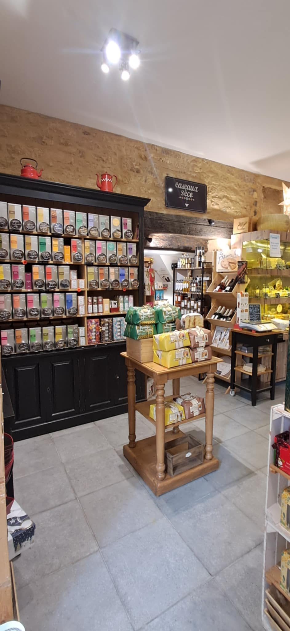 Nichée au cœur du centre historique de Sarlat, capitale du Périgord noir et haut-lieu touristique, cette épicerie fine est reconnue depuis 8 ans pour la qualité et la diversité de ses produits.

Elle propose des produits d'épicerie fine et des produits régionaux, un rayon frais avec des fromages et des charcuteries à la coupe, un espace arts de la table/cadeaux/décoration et même une petite restauration sur place ou à emporter.

Ce commerce bénéficie d'une clientèle locale fidèle et d'un flux touristique régulier avec des pics d'activité lors des périodes de vacances et des fêtes de fin d'année.

Le local, d'une surface de 103m2 au sol (86m2 loi Carrez) a été rénové en 2017 et offre une ambiance chaleureuse et accueillante, parfaitement adaptée à la clientèle.

Le CA 2025 est de 159 000€, les résultats nets sont positifs depuis la création et l'effectif en équivalent temps plein sur une année est de 1,2 personne.

S'installer en Dordogne, c'est aussi choisir un cadre de vie exceptionnel, une qualité de vie reconnue, un environnement naturel préservé ainsi qu'une richesse culturelle et gastronomique.

De plus, le cédant s'engage à offrir un accompagnement complet incluant la transmission du savoir-faire, la prise de contact avec les principaux fournisseurs et un soutien dans les premiers pas du repreneur.
