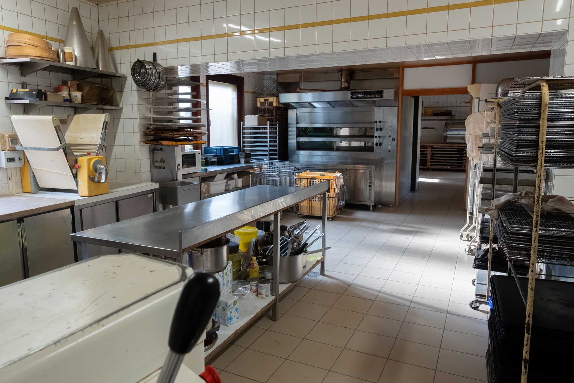 Unique Boulangerie-Patisserie dans ce beau chef-lieu de canton de Saône et Loire avec 4000 foyers alentours, sur un axe de passage et sur la place principale du village.                                                                                                                                           Ce commerce est situé dans une belle bâtisse entièrement rénovée, avec un appartement de 10 pièces habitables (7 chambres) et un terrain d'environ 200 m3. Il présente un fort atout avec de nombreux commerces, une zone de loisir avec piscine et camping, une crèche, une école primaire et un collège. Une maison médicale est présente. Le magasin est spacieux et bien agencé, ainsi que le fournil spacieux et lumineux. Le matériel est en bon état et bien entretenu.