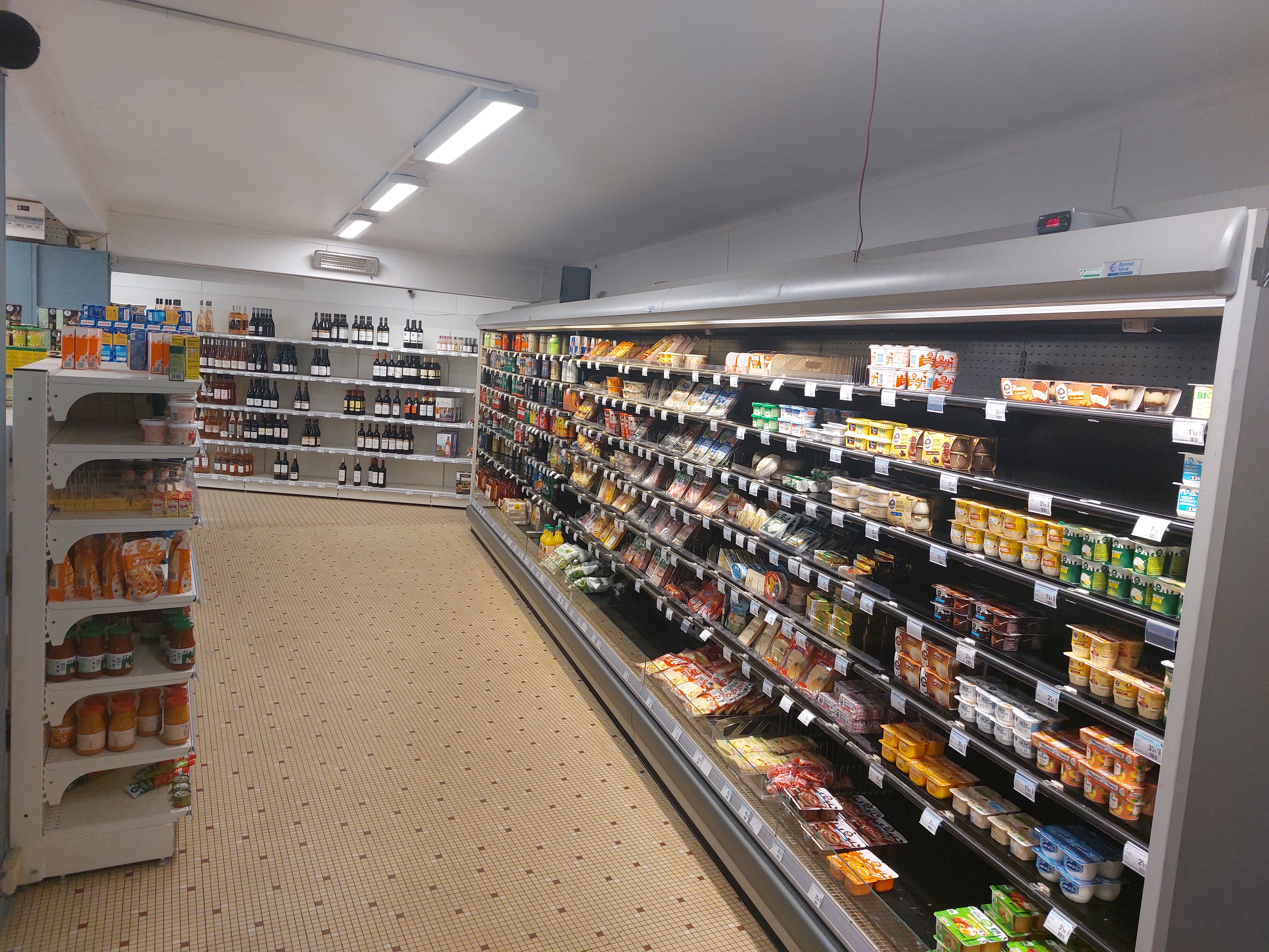 Épicerie  de 200m2 avec  logement  au dessus facile à tenir en couple tout est refais  à  neuf  il y a 2 ans pour plus de renseignements tel 07 86 07 20 65 
Cordialement  
Mr lanilis