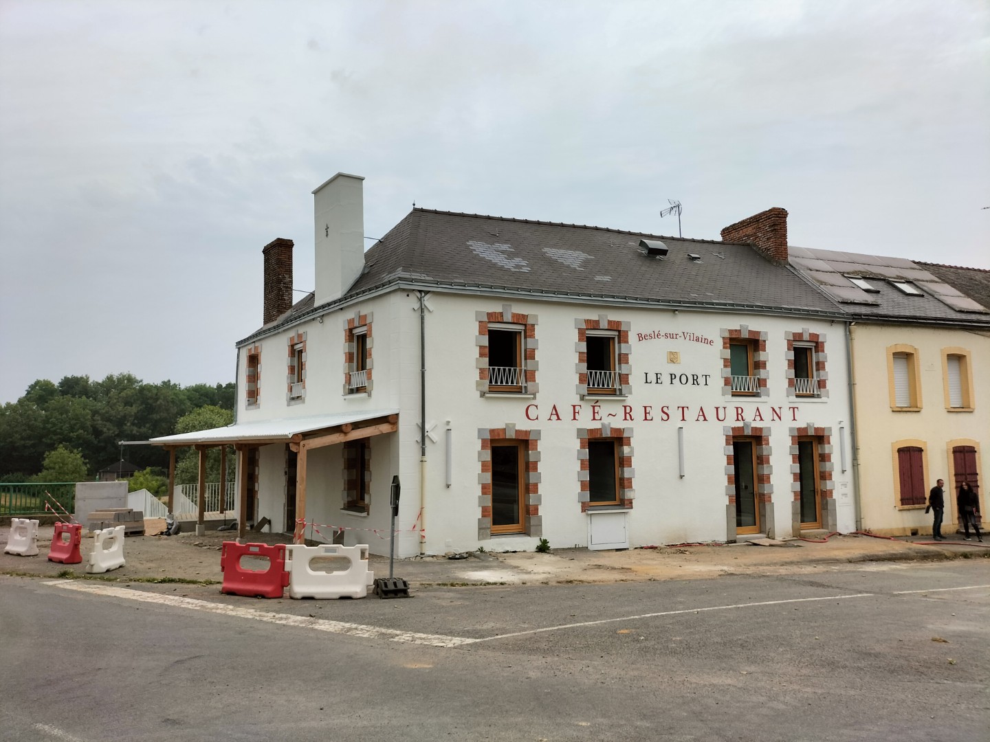 La commune de Guémené-Penfao a acheté l’ancien restaurant de Beslé-sur-Vilaine (section de commune) pour le réhabiliter et redonner vie à ce lieu idéalement situé au bord de la Vilaine.

L’objectif est de recréer l’espace convivial, de type bar-restaurant-guinguette, qui existait auparavant. La commune lance cet appel à projets pour sélectionner un repreneur expérimenté, futur exploitant de l’établissement.

Le restaurant :
• 80 couverts à l’intérieur
• 40 couverts extérieurs dont 25 couverts sur la terrasse avec vue sur la Vilaine
• 40 places de parking à proximité
• Possibilité en été, d’utiliser la seconde terrasse en rez de Vilaine
• Si besoin, logement T4 de 95m² à l’étage, avec accès séparé du local commercial

Les attentes communales :
• Carte simple, abordable, favorisant le « fait maison » Large amplitude horaire
• Ouverture plus soutenue d’avril à octobre
• Lieu convivial proposant boissons et collations (crêpes, glaces...) toute la journée
• Participation au dynamisme du tissu associatif local
• Accueil de festivités ponctuelles

Description technique du bâtiment:

Au rez-de-chaussée :
• Salle de restauration de 107 m², complétée d’un bar
• Terrasse sur pilotis, donnant sur la Vilaine, en partie couverte
• Cuisine d’une surface de 31m² partiellement équipée
• Accessibilité PMR des lieux
• Branchements dans la salle pour l’installation d’une scène amovible spectacles/concerts
• Grandes ouvertures avec vue sur la Vilaine.

Au rez de Vilaine et sous-sol :
• Terrasse équipée de branchements pour l’installation d’une guinguette en été
• Accès direct du sous-sol sur l’extérieur pour faciliter les livraisons et la sortie des tables et chaises
• Laboratoire de cuisine avec 2 chambres froides
• Aménagement pour stockage et vestiaires du personnel
• Monte-plat de 100kg et escalier intérieur menant directement à la cuisine
• Local chauffage (granulés de bois) alimentant le restaurant et le logement (compteurs séparés).

Les + du restaurant:
• Etablissement entièrement neuf
• Le restaurant est disponible dès à présent (fin des travaux mi-juin)
• Fond de commerce à créer
• Licence IV existante

N'hésitez pas à nous contacter pour tous renseignements supplémentaires ou pour obtenir le dossier de candidature.