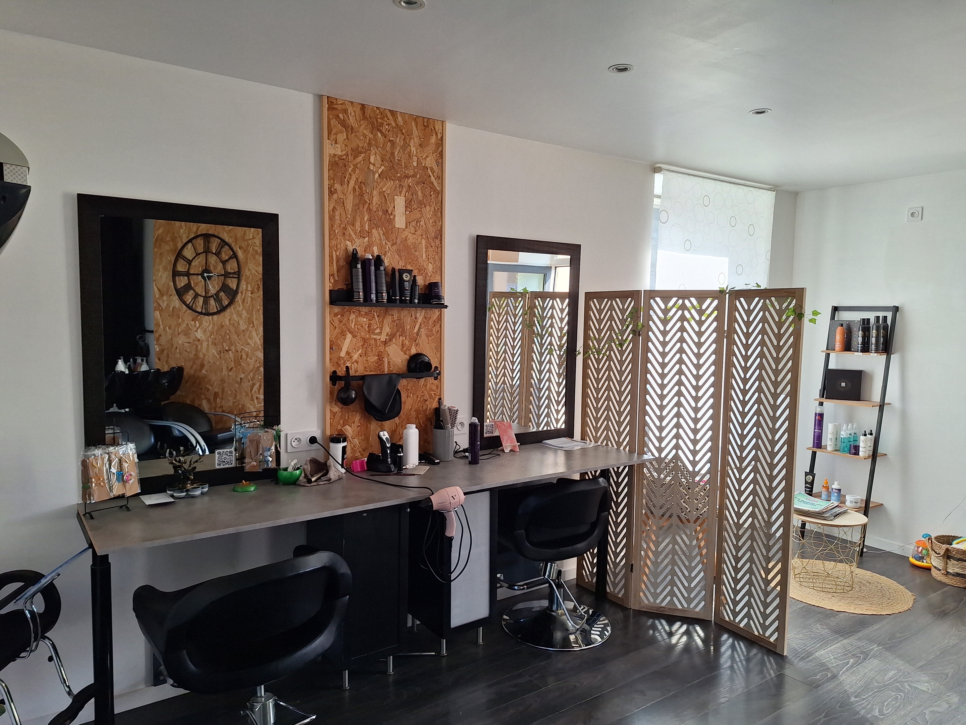 Suite à un arrêt d'activité, la commune met à disposition un local de 25 m2 équipé en salon de salon de coiffure.
Le commerce sera disponible à partir du 1er juillet, il est tout équipé, loyer de 220 € matériel compris.
La collectivité étudiera toute proposition.