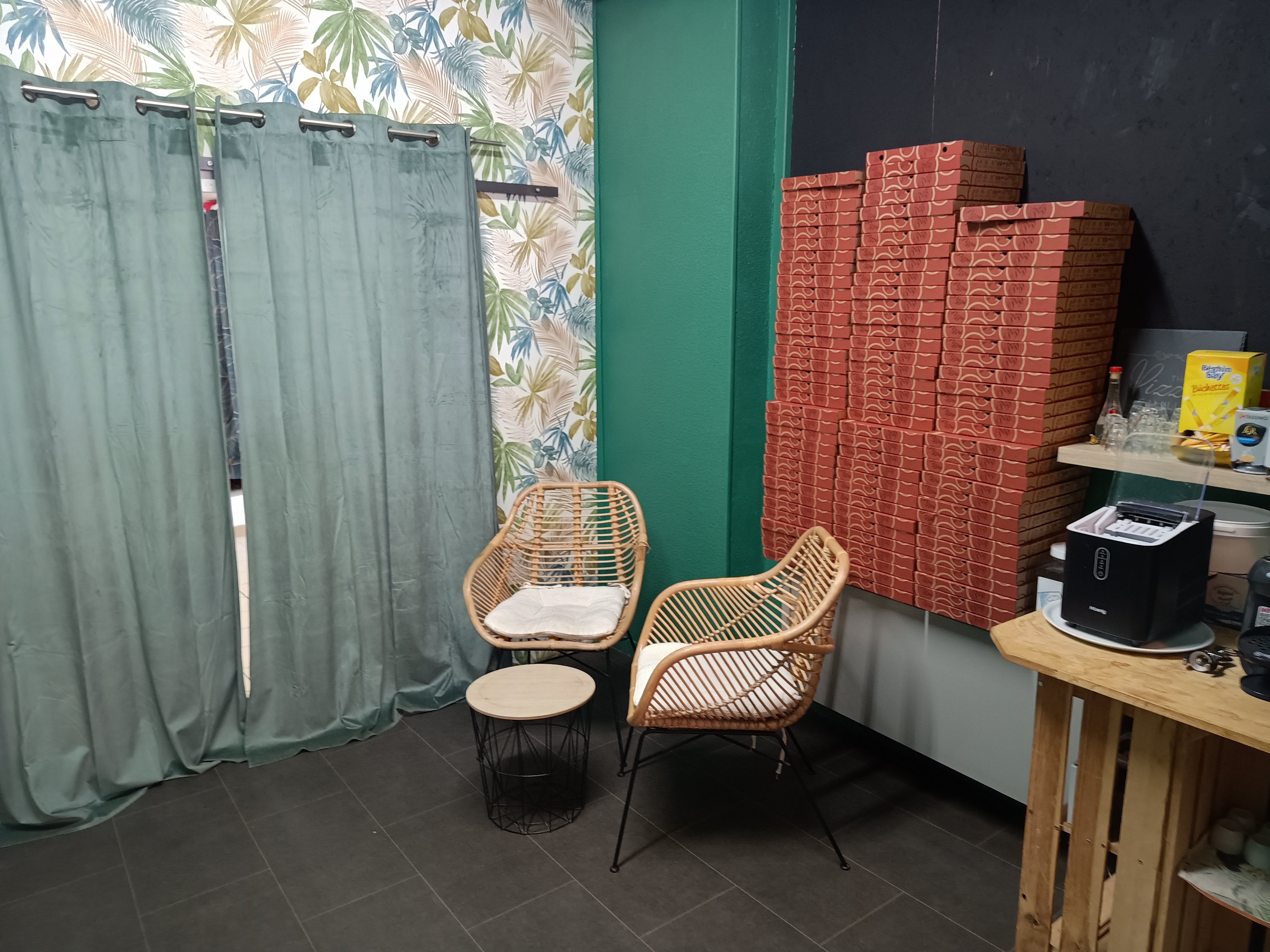 Une belle opportunité clé en main avec fort potentiel de développement

Située en plein cœur de Boussac, à deux pas d'un parking, cette pizzeria récemment créée dispose déjà d'une clientèle fidèle et d'un potentiel de croissance important.

Chiffres d'affaires en forte progression

2024 : 47 000 € de CA sur 9 mois d'activité (malgré un problème de santé du dirigeant dès l'ouverture)

2025 : 100 000 € de CA

Cette évolution témoigne de l'attractivité de l'établissement et de la qualité de sa clientèle.

Un établissement fonctionnel et évolutifLes locaux comprennent :

✅ Une salle de restauration de 23 couverts entièrement aménagée

✅ Une seconde salle pouvant accueillir 17 personnes (groupes, événements privés, réunions…)

✅ Une grande salle de 100 m² offrant de nombreuses possibilités d'aménagement et de développement d'activité

✅ Possibilité d'aménager une terrasse à l'arrière du bâtiment (sous réserve d'accord avec le propriétaire)

✅ Accès PMR / personnes à mobilité réduite

✅ Equipements quasi neuf, Travaux récents, Electricité remise aux normes en 2024

 

Une clientèle déjà constituée

Plus de 600 clients fidèles recensés

Excellente réputation locale

Activité bénéficiant d'un afflux touristique important de juin à septembre

Conditions locatives attractives

Loyer : 650 € HT/mois

Charges : 30 €/mois

Accompagnement du repreneur

Le dirigeant actuel est prêt à accompagner le repreneur lors de la prise en main de l'établissement afin de faciliter la continuité de l'activité et la fidélisation de la clientèle.

Motif de la vente

Suite à un problème de santé survenu peu après le lancement de l'activité, le gérant est contraint de cesser son exploitation. Cette cession n'est donc pas liée à la rentabilité ou au potentiel de l'entreprise.

Prix de vente du fonds de commerce? 35 000 €

Une opportunité rare pour un professionnel de la restauration ou un porteur de projet souhaitant reprendre une activité rentable, disposant encore de nombreuses perspectives de développement (terrasse, exploitation de la salle de 100 m², élargissement de la carte, accroissement de l'activité touristique...).

Dossier complet et informations complémentaires sur demande.

Les plus :

Accompagnement assuré par le cédant.

Affaire située en Zone FRR (France Ruralités Revitalisation) ouvrant à des exonérations fiscales et sociales.

Une commune très engagée pour l'accueil des nouveaux arrivants