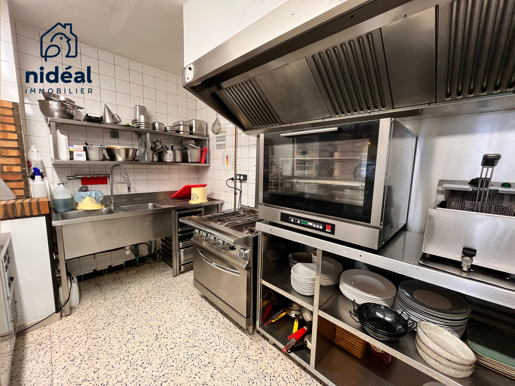 Vends Restaurant Cuisine traditionnelle " Le Plaisir Gustatif "

Situé sur un axe très passant, à 10 mn de Le Quesnoy, Regardez le charme de ce Restaurant fréquenté par une clientèle locale fidèle.
Fonds de commerce au prix limité de 74 000 € (Hors frais de négociation à la charge de l'acquéreur)

Ce bien en vidéo :
https://youtu.be/bSQMH4tTtG8

Restaurant de qualité et chaleureux composé d'un mobilier de qualité en excellent état et d'une cuisine parfaitement équipée
Normes PMR respectées
Hygiène irréprochable
Licence IV

Capacité de 45 couverts à l'intérieur et autant à l'extérieur avec la terrasse
Parking bitumé et places de stationnement gratuits sur la route pouvant accueillir une quinzaine de voitures

Possible reprise du personnel (un cuisinier et une vendeuse)

Loyer de 900 € HT

Possible rachat des murs à étudier (un logement attenant fait partie des murs)

Un distributeurs de plats préparés à l'extérieur du Restaurant

Aucun endettement et peu d'engagements

Une visite s'impose
plus d'informations par téléphone au 06.74.58.75.50.