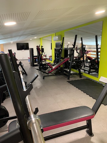 Vends salle de sport avec matériel.
Possibilité de réaménager le local pour une autre activité
Pour plus de renseignements, vous pouvez me contacter directement