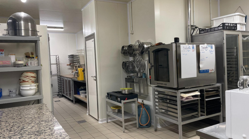 A vendre, fonds de commerce de boulangerie, pâtisserie, snacking situé en Vendée à 15kms environ de la ROCHE SUR YON.

Commune rurale et dynamique (plus de 2500 habitants) avec des écoles, des infrastructures de loisirs et un tissu économique dense.

Projet de développement pour des futurs logements. 

Petite zone commerciale en centre bourg avec différents commerces et services.

Pas de concurrence, livraison sur plusieurs communes.

Clientèle de particuliers  fidélisée depuis l'ouverture en 2016.

Bel outil de production - matériel en excellent état.

Si vous souhaitez plus de photos, vous pouvez contacter M. CHARRIER. 

L'entreprise fonctionne actuellement avec 3 dirigeants dont 1 boulanger et 1 pâtissier qui resteraient  dans l'entreprise en qualité de salariés en fonction des besoins du repreneur + 2 vendeuses TP, 2 apprentis, 1 contrat étudiant + 1 livreur (10H/semaine).

Fermeture le Mercredi (journée) et le dimanche après-midi. 
Distributeur de pain devant l'établissement.

Les locaux appartiennent à la municipalité. Loyer modéré.

Très belle opportunité.