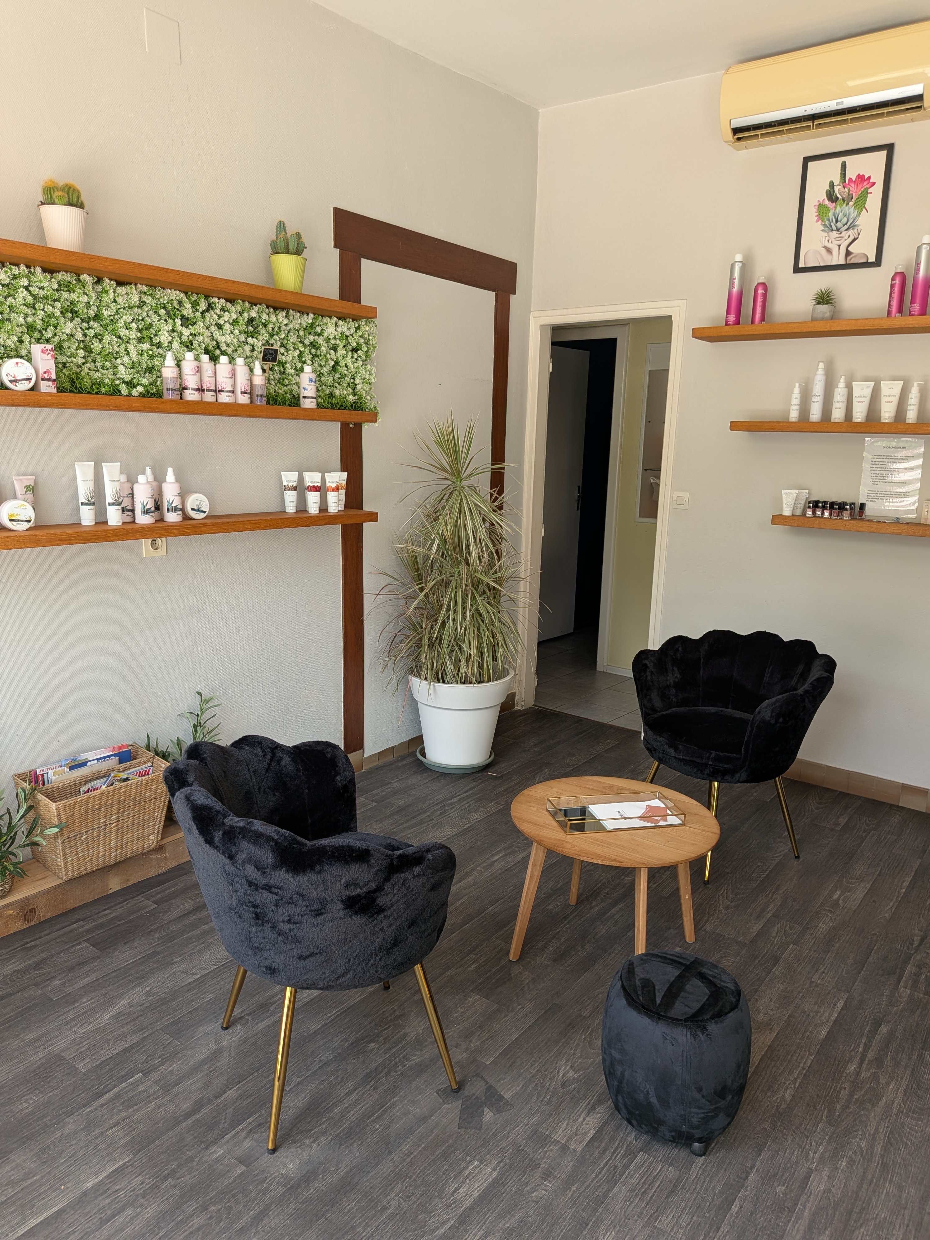 Vent fond de salon de coiffure de 90 m². Bon chiffre d'affaire avec équipe en place, une manager, une employée, une apprentie clientèle fidèle. Bon emplacement Possibilité d'achat des murs avec appartement de 90 m² à l'étage. Avec bonne rentabilité sur l'ensemble