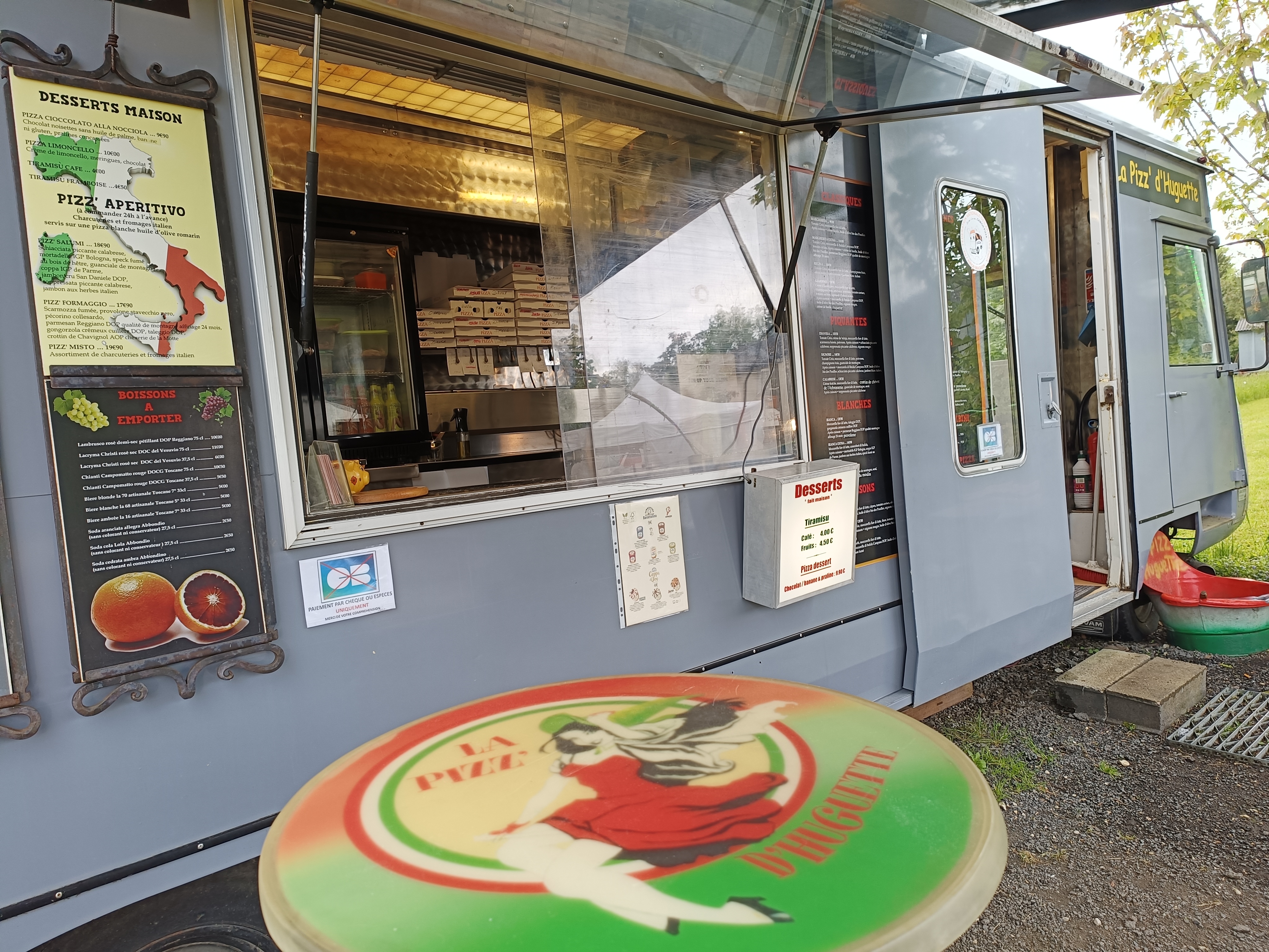 Cause santé cherchons personne pour reprendre notre camion FoodTruck situé sur la route des vins ( menetou-salon/ Sancerre..)
Idéalement placé en face du bar restaurant " le Guet-Apens"  de notoriété locale lui aussi.
En activité depuis plus de dix ans maintenant nous vous offrons une véritable clientèle fidèle pour continuer l'aventure.
Ouvert du mercredi au dimanche le soir uniquement ce lieu peut bien évidemment proposer plus d'heures et de jour d'ouverture.
Énormément de matériels vendus avec le camion. 
Restons avec les nouveaux repreneurs si besoin pour formation au métier de pizzaiolo.
Véhicule non roulant/ carte grise à mon nom.
FoodTruck situé sur un terrain privé et branché sur un compteur privé EDF