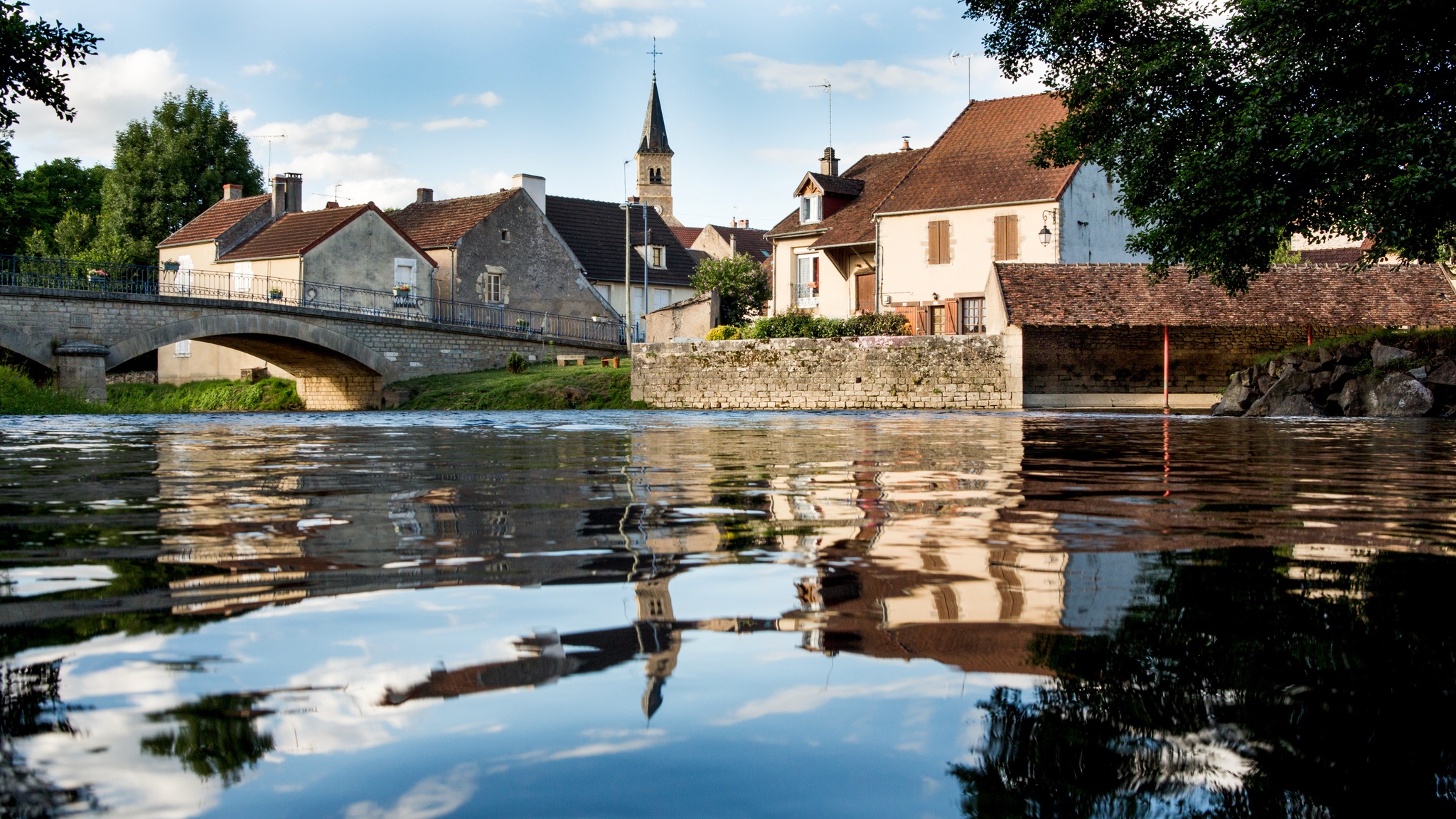 Charmant village de la vallée de l'Yonne recherche un porteur de projet pour son commerce de proximité : épicerie, tabac, bar, petite restauration