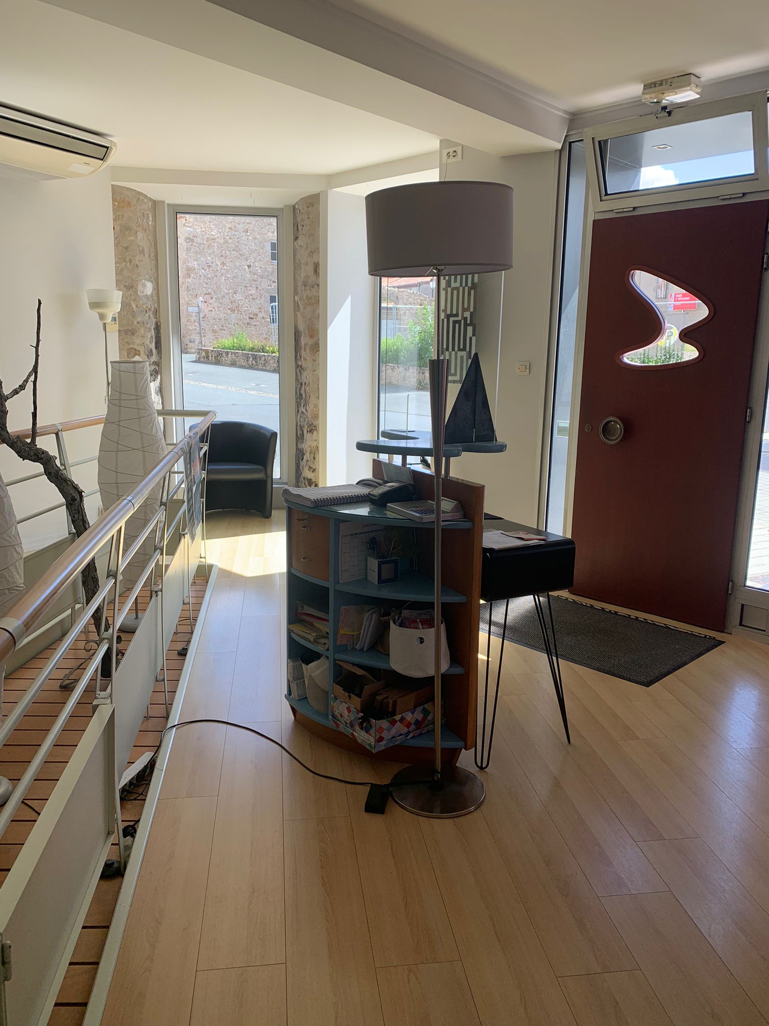 A vendre fonds de commerce salon de coiffure mixte (arrêt cause santé) dans une commune dynamique de près de 3000 habitants du bocage vendéen (dans le triangle Montaigu-Vendée / Clisson / Les Herbiers).

Situé en plein centre bourg, le salon, d'une surface de 50m², possède une climatisation réversible, une réserve avec machine à laver, WC séparé, et une cave pour stockage.
Il est équipé de 4 postes de coiffage (séparés en 2 zones femmes/hommes) et de 2 postes de lavage.
Implanté depuis plus de 27 ans, la clientèle est fidèle et la région offre des possibilités de développement (forte attractivité du bassin d'emploi).
Le salon est actuellement exploité par 1,5 ETP (équivalent temps plein).

Possibilité de logement au-dessus du salon (appartement d'environ 120m², 2 chambres, un bureau, salle de bain, WC, cuisine équipée, grand salon de 50m², garage)

N'hésitez pas à nous contacter pour plus d'information (curieux s'abstenir).