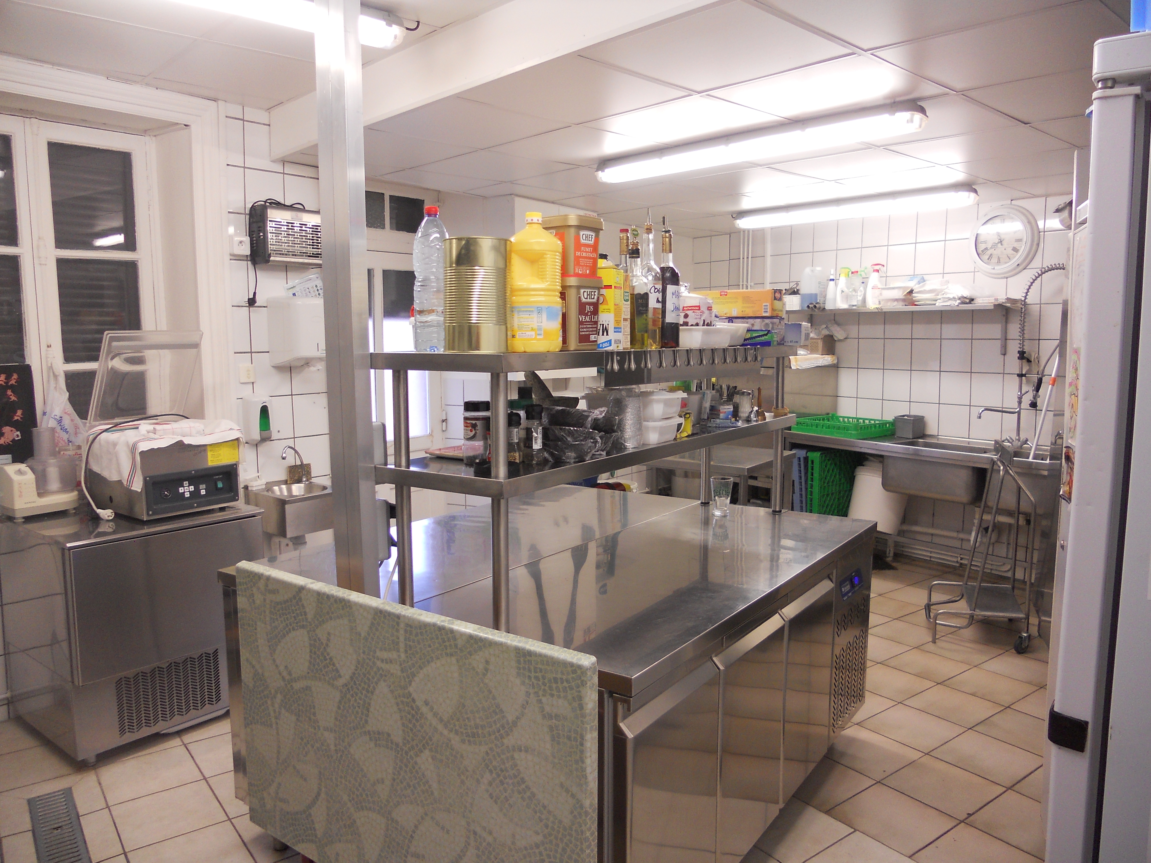 CAUSE DÉPART A LA RETRAITE, CÈDE FONDS DE COMMERCE CAFÉ RESTAURANT SUR PRIAY COMMUNE DE L’AIN (ENVIRON 2 000 HABITANTS), AU CARREFOUR DE LA DOMBES, DE LA BRESSE ET DU BUGEY, A QUELQUES MINUTES DE DEUX SORTIES D’AUTOROUTE (A42).
CUISINE LOCALE ET TRADITIONNELLE (MENU DU JOUR, CARTE ET SPECIALITES) SUR 7 SERVICES PAR SEMAINE.
AFFAIRE COMPOSÉE DE DEUX SALLES DE 30 ET 40 COUVERTS, PLUS TERRASSE 30 COUVERTS.
CUISINE : DEUX FOURS, PIANO 4 FEUX, FRITEUSE, DEUX TOURS REFRIGEREES, DEUX ARMOIRES POSITIVE ET NÉGATIVE, LAVE-VAISSELLE, MACHINE SOUS VIDE, CELLULE DE REFROIDISSEMENT.
BAR : MEUBLE REFRIGERE, CAVE A VIN, MACHINE A GLAÇONS, LAVE-VERRES.
PAS DE CONTRAT BRASSEUR. 
CUISINE AUX NORMES, ACCÈS PMR.
LICENCE IV.
APPARTEMENT 4 PIÈCES A L’ÉTAGE, CAVE EN SOUS-SOL.
LOYER 1200 EUROS HT/ MOIS.  
PRIX DE VENTE 120 000 EUROS – POSSIBILITE ACHATS MURS.
POUR TOUS RENSEIGNEMENTS : 04 74 46 80 57