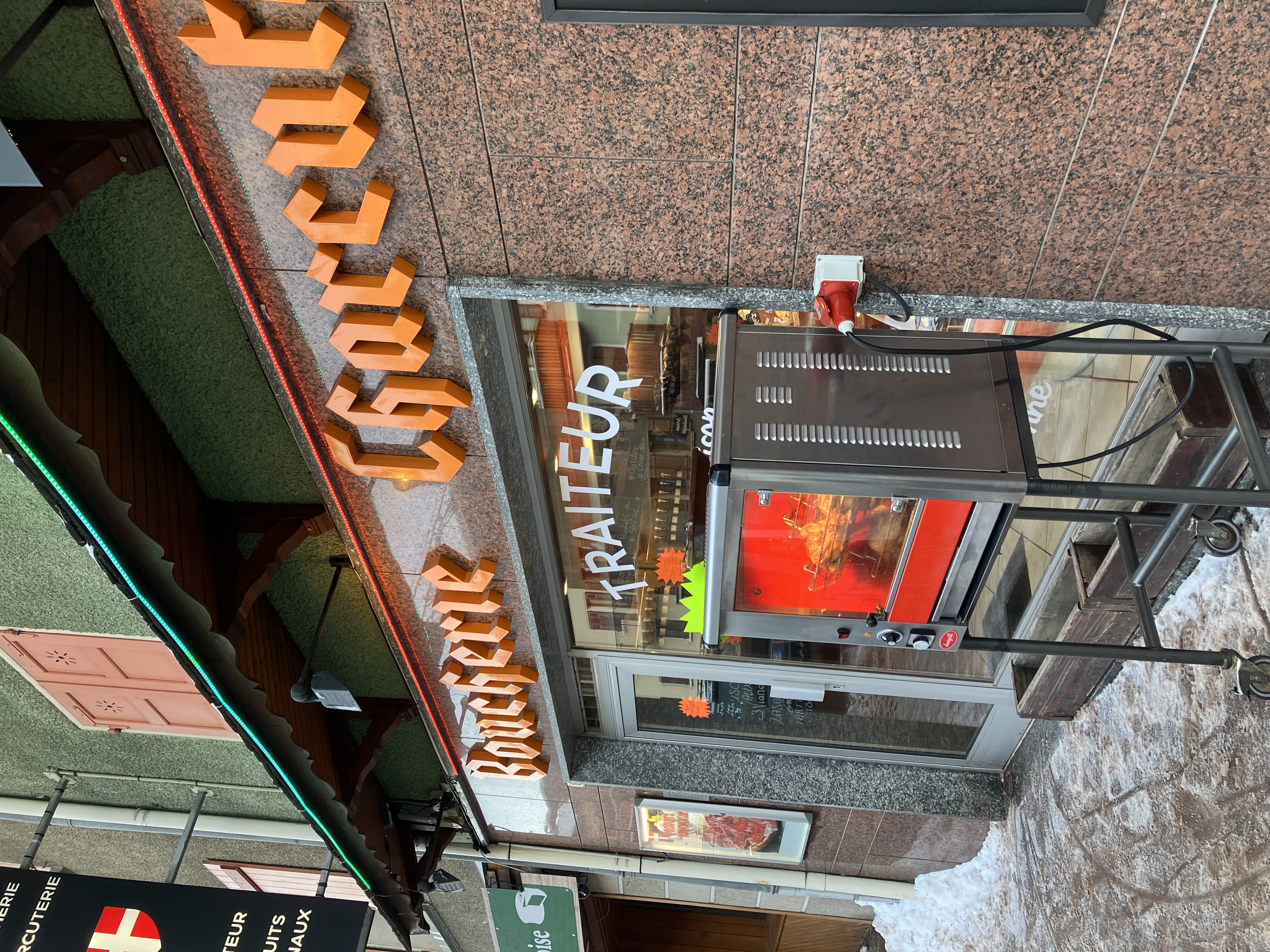 Vend boucherie charcuterie traiteur dans la station de ski, hiver / été, de Val Cenis en haute maurienne vanoise. Seule boucherie de la commune de Lanslebourg, exploitée 6 mois par an ( possibilité d’ouvrir à l’année, il y a une demande). Le commerce comprend un  magasin entièrement équipé de matériel récent et d’une chambre froide, au niveau -1 un laboratoire équipé de À à Z pour la fabrication et une deuxième chambre froide. De plus un petit appartement de 2 pièces et un grand balcon terrasse. Les murs sont également à vendre pour 250 000 euros.