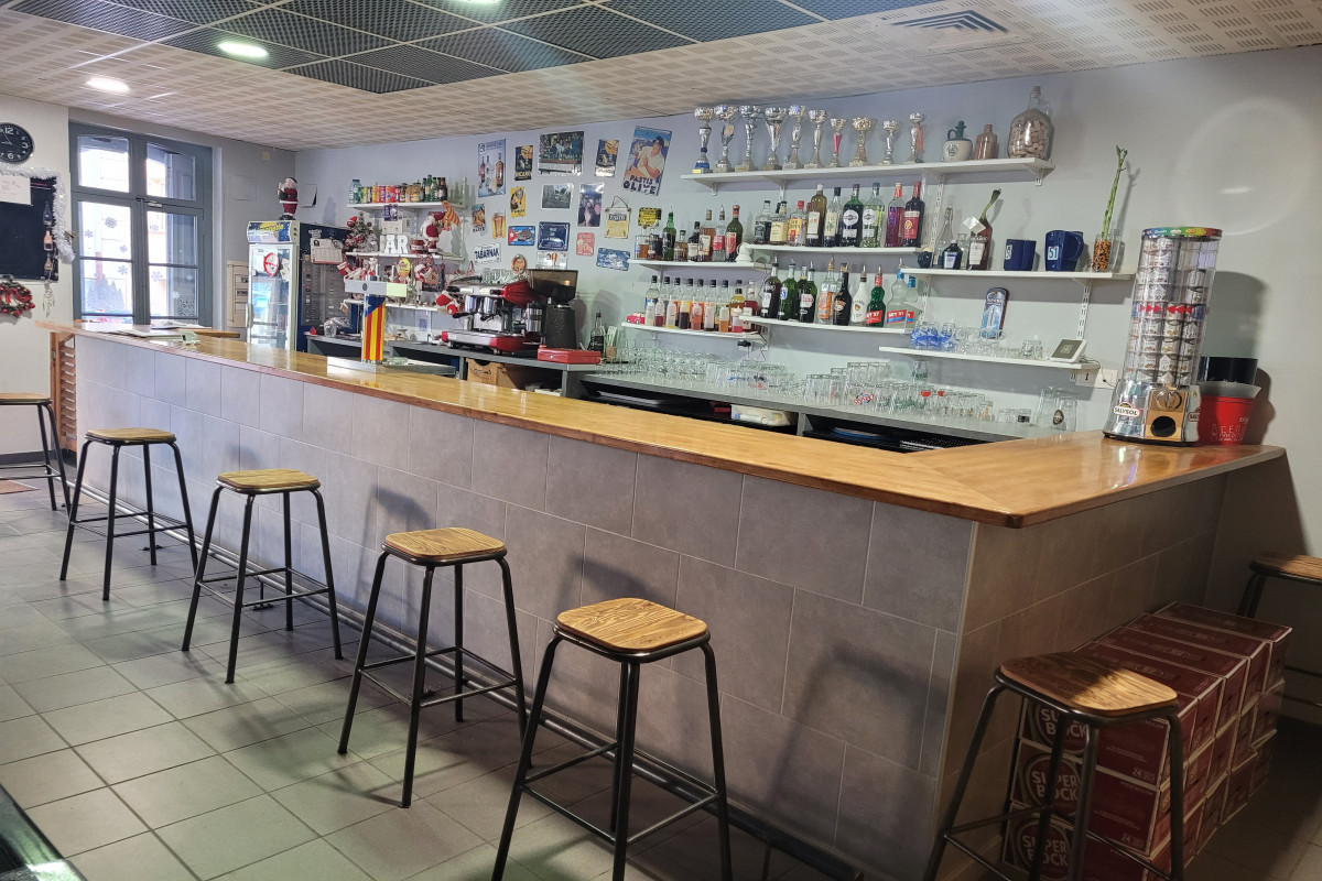 Vend bar de village avec appartement F4 au dessus du bar loyer à la mairie comprenant appartement licence 4et le fond de commerce 1200euros