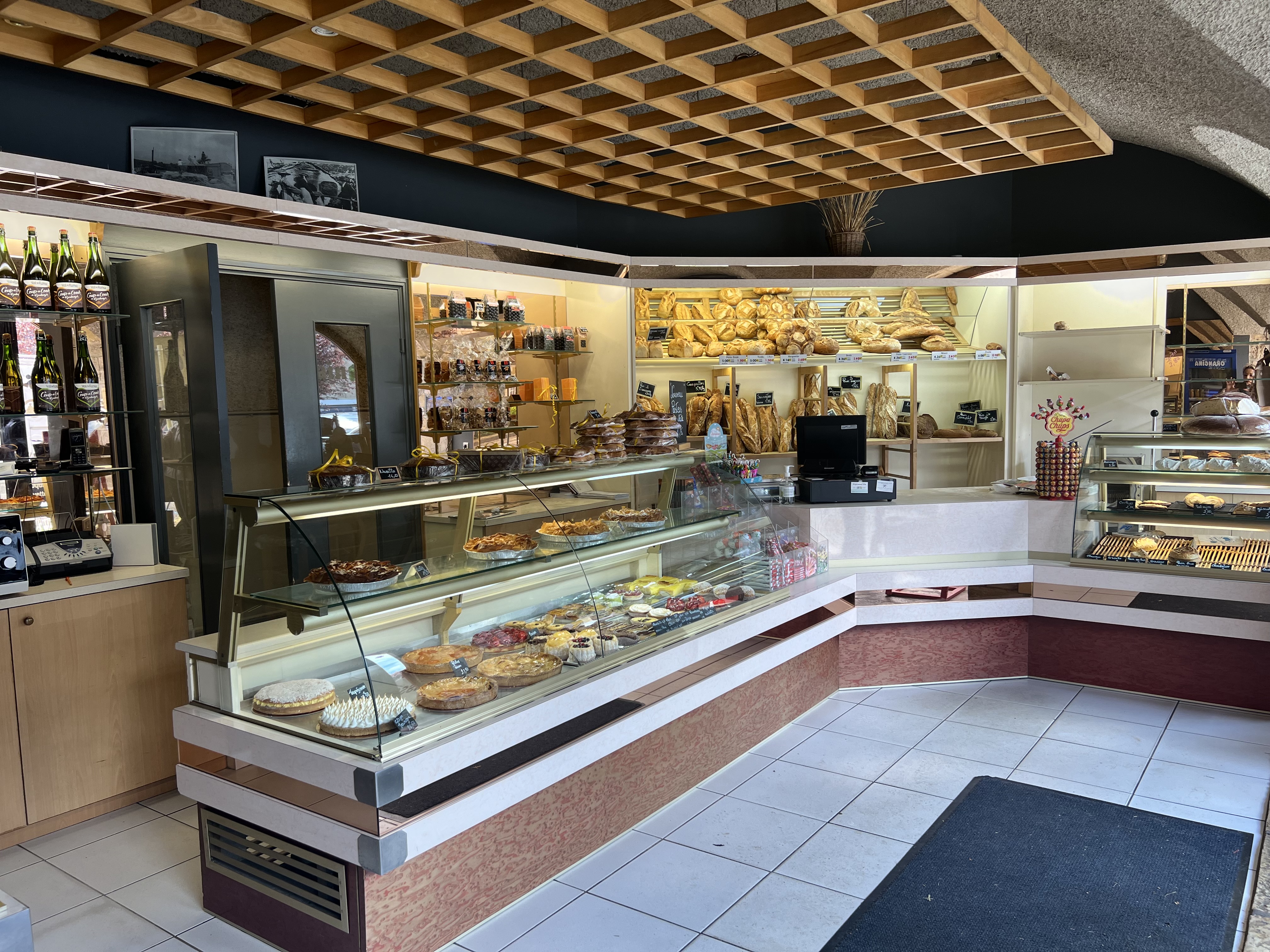 À vendre boulangerie, pâtisserie artisanale,fonds et mur situé au coeur du village 
Boulangerie familiale depuis 3 générations , connue et appréciée des habitants.Il s’agit de la dernière boulangerie du village,avec une clientèle locale et touristique fidèle.
Vente pour cause de départ à la retraite 
Afin de permettre la continuité de ce commerce essentiel pour les habitants,le fond et les murs sont proposés à un prix très attractif :50000 euros 
Belle opportunité pour un artisan boulanger -pâtissier ou un couple souhaitant s’installer dans un village avec une activité déjà connue et une vraie demande locale.
Notre souhait est que la boulangerie continue à faire vivre le village et à servir ses habitants 
(CA 250000 euros )
Pour plus d’informations,merci de nous contacter par message ou téléphone