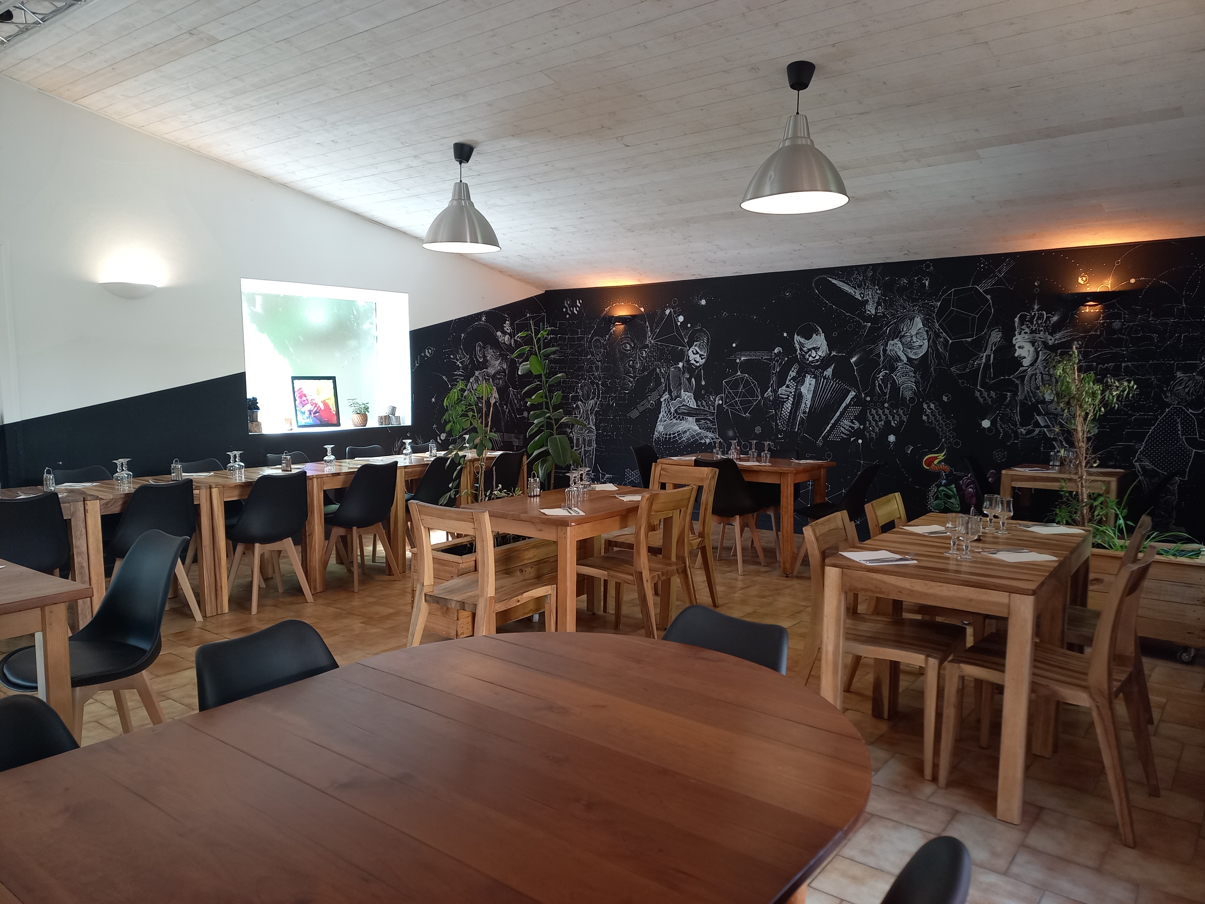 Fonds de commerce bar restaurant à Châtillon-en-Diois, classé parmi les plus beaux villages de france. Le restaurant est situé sur un terrain de 1000m2 en bord de rivière et vue sur les montagnes.

Fonds de commerce + matériel + licence IV 

Commerce clé en main avec une clientèle fidèle, touristique et locale. Rénovation en 2023

Cuisine équipée 
Bar
Plonge|
Salle 60m2 
Salle 20m2
Stock x 2
Cave 
Terrasse
Terrain de pétanque 
Parking

Pas de salarié à reprendre 
Pas de contrat fournisseurs 

GRANDE POSSIBILITÉ DE DÉVELOPPEMENT